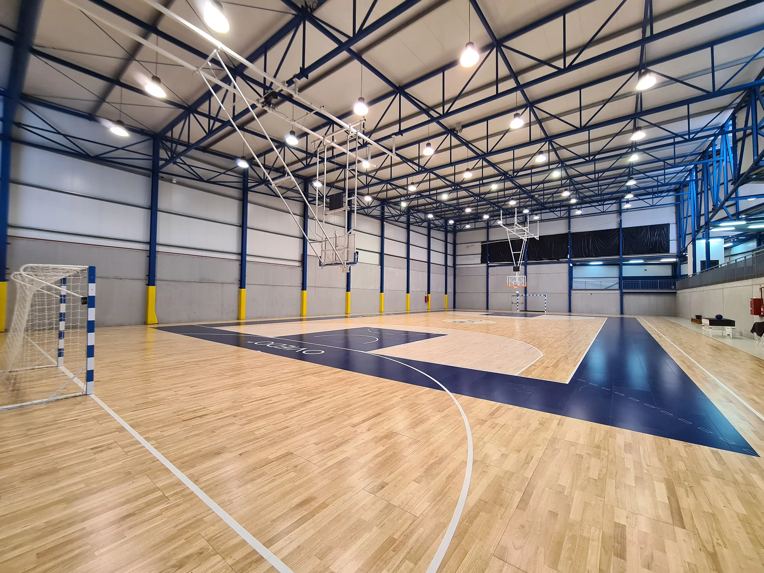 Pista polideportiva a pie de pista 