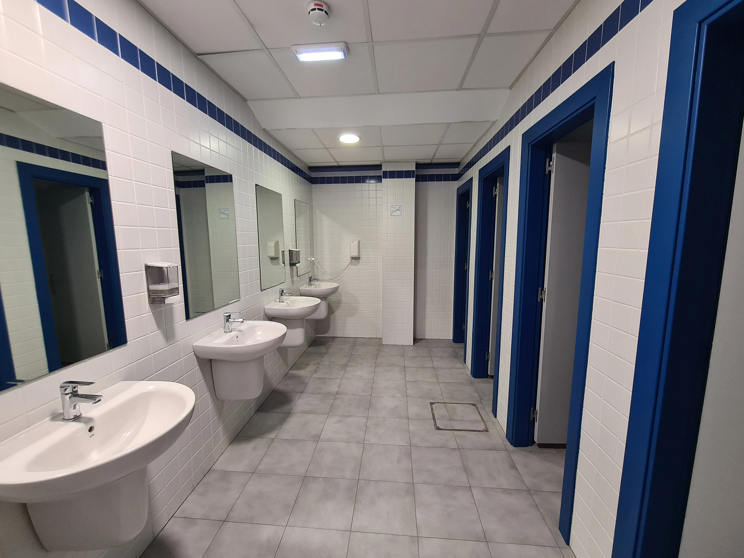 Interior del baño, lavabos y aseos