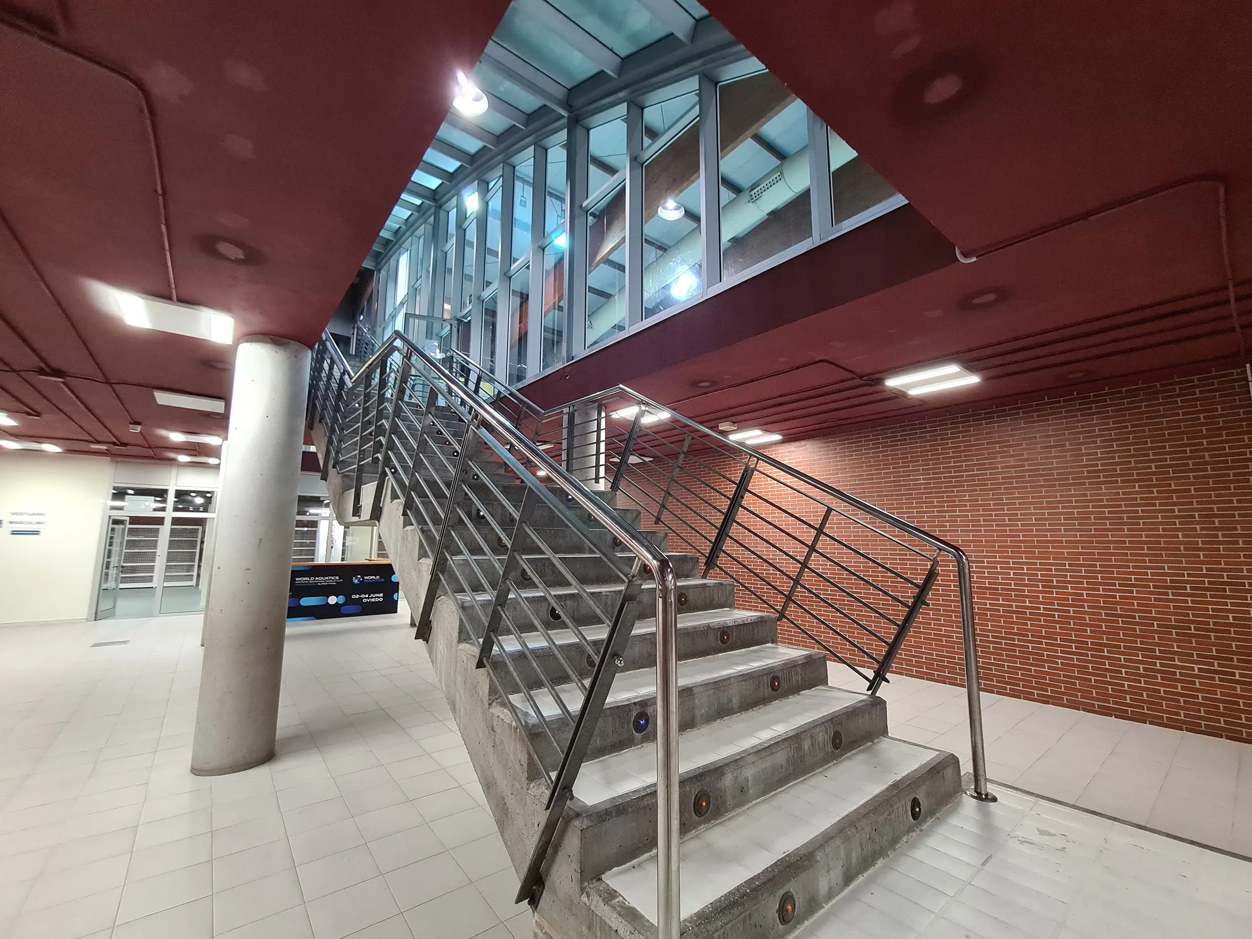 Escalera de acceso a la piscina desde el piso inferior