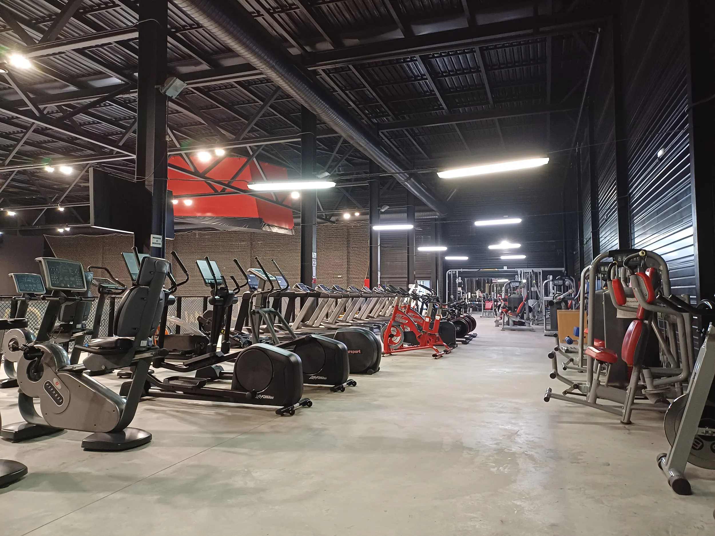 Panorámica de la sala polivalente 2, con bicicletas estáticas, cintas para correr y otro equipamiento deportivo