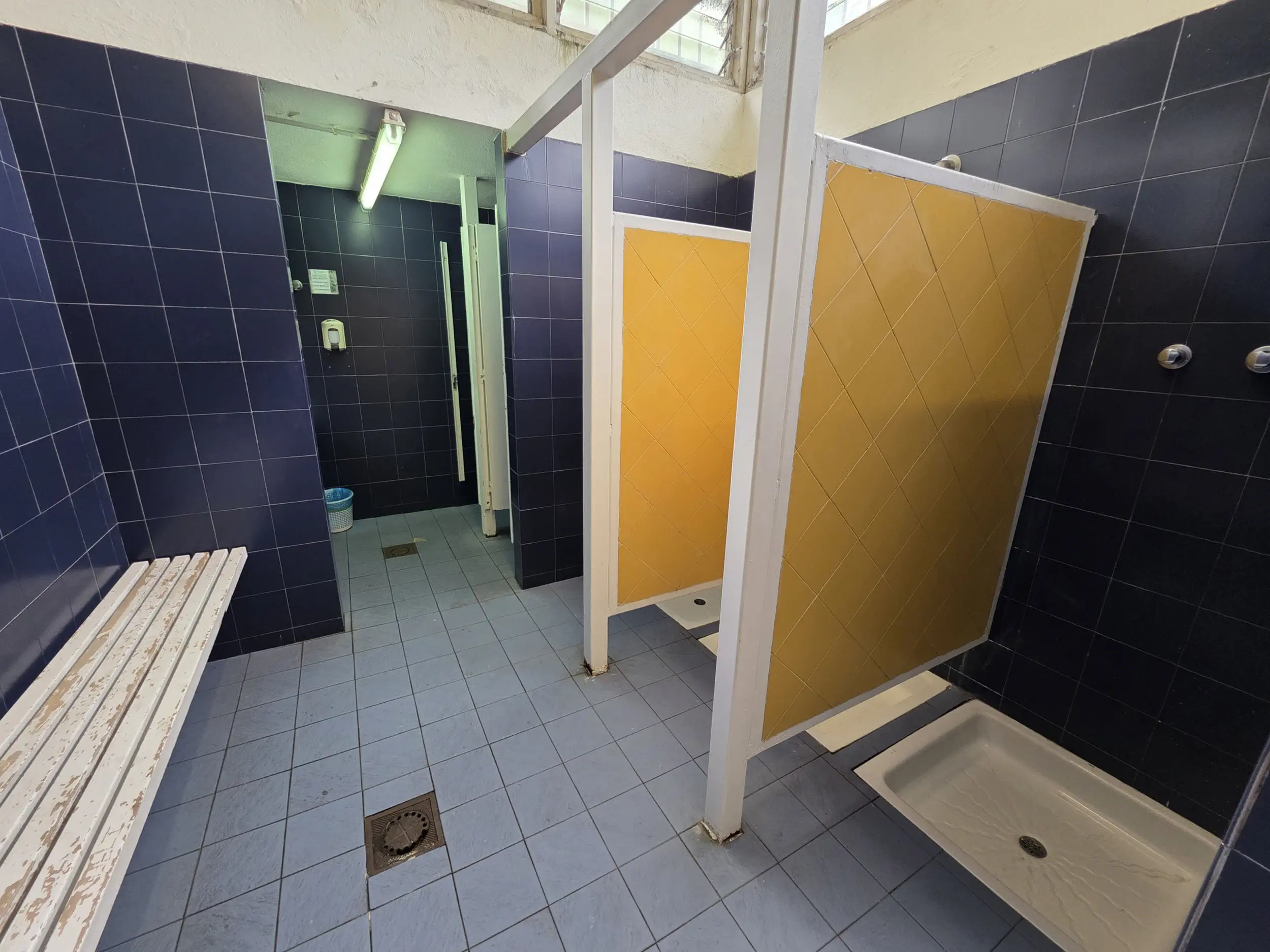 vista del vestuario con banco y duchas