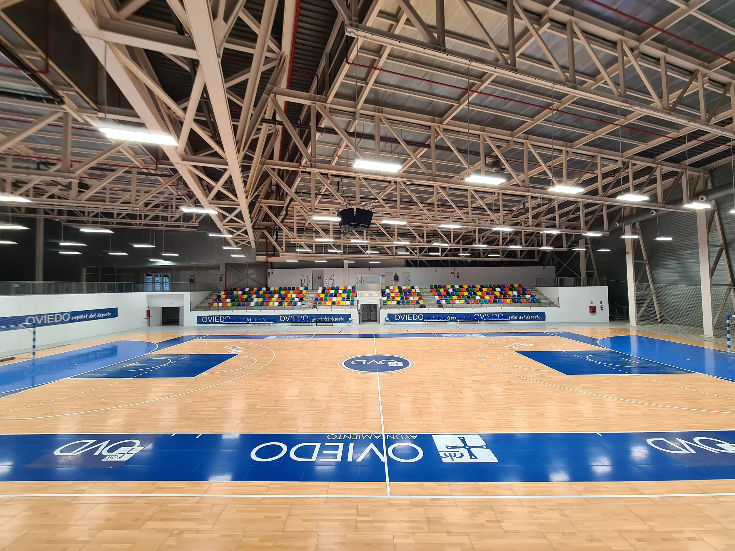 Vista lateral de la pista central, con porterías de fútbol sala y vista de una grada lateral