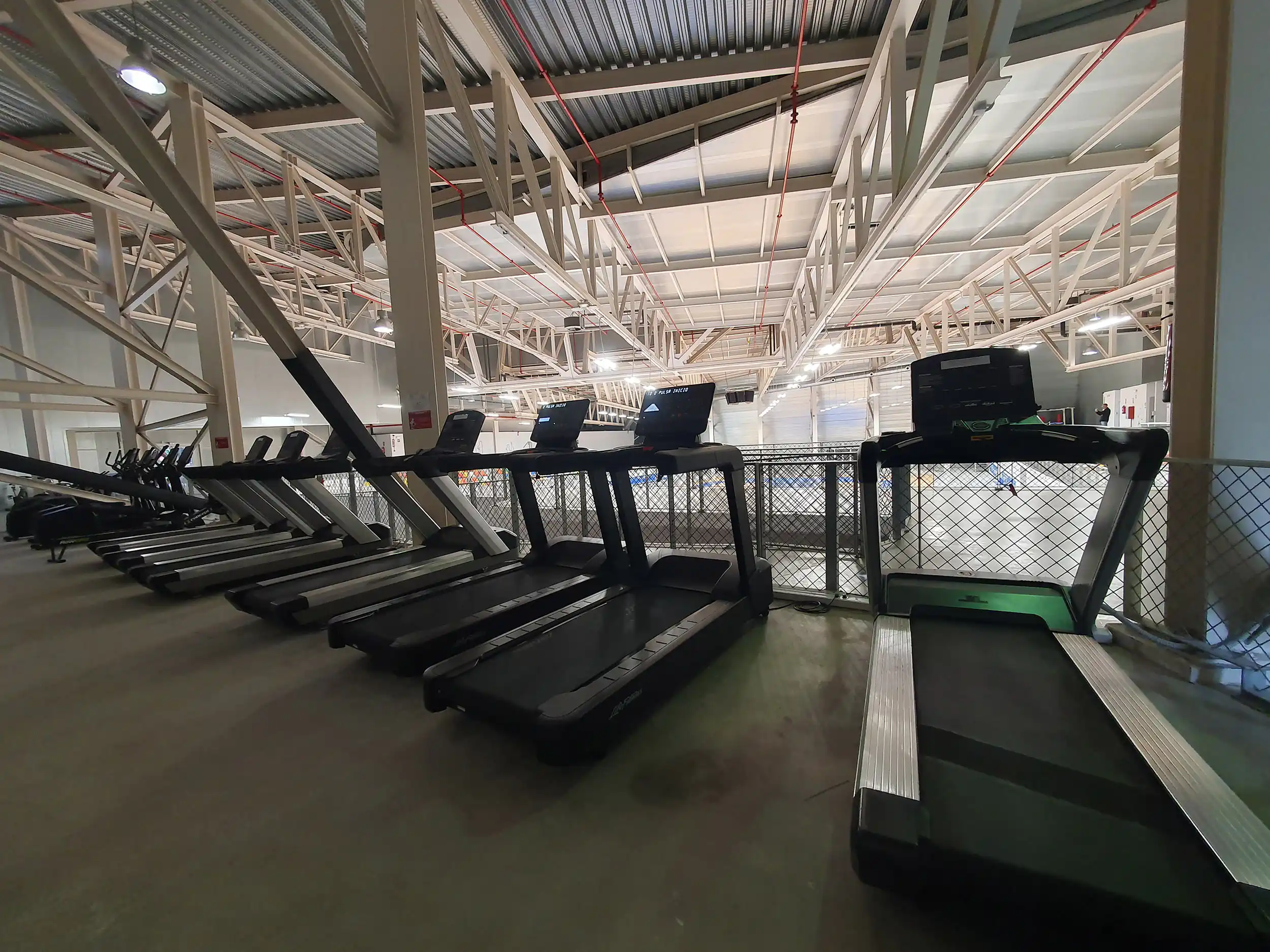 Vista en detalle de una batería de cintas de correr de la zona del gimnasio
