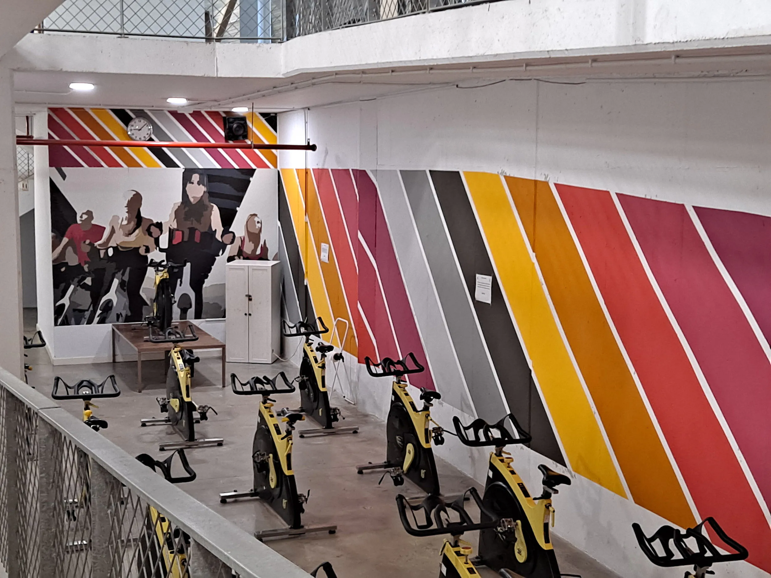 Zona de "bike", con vista panorámica de las bicicletas estáticas y una tarima para el instructor al fondo