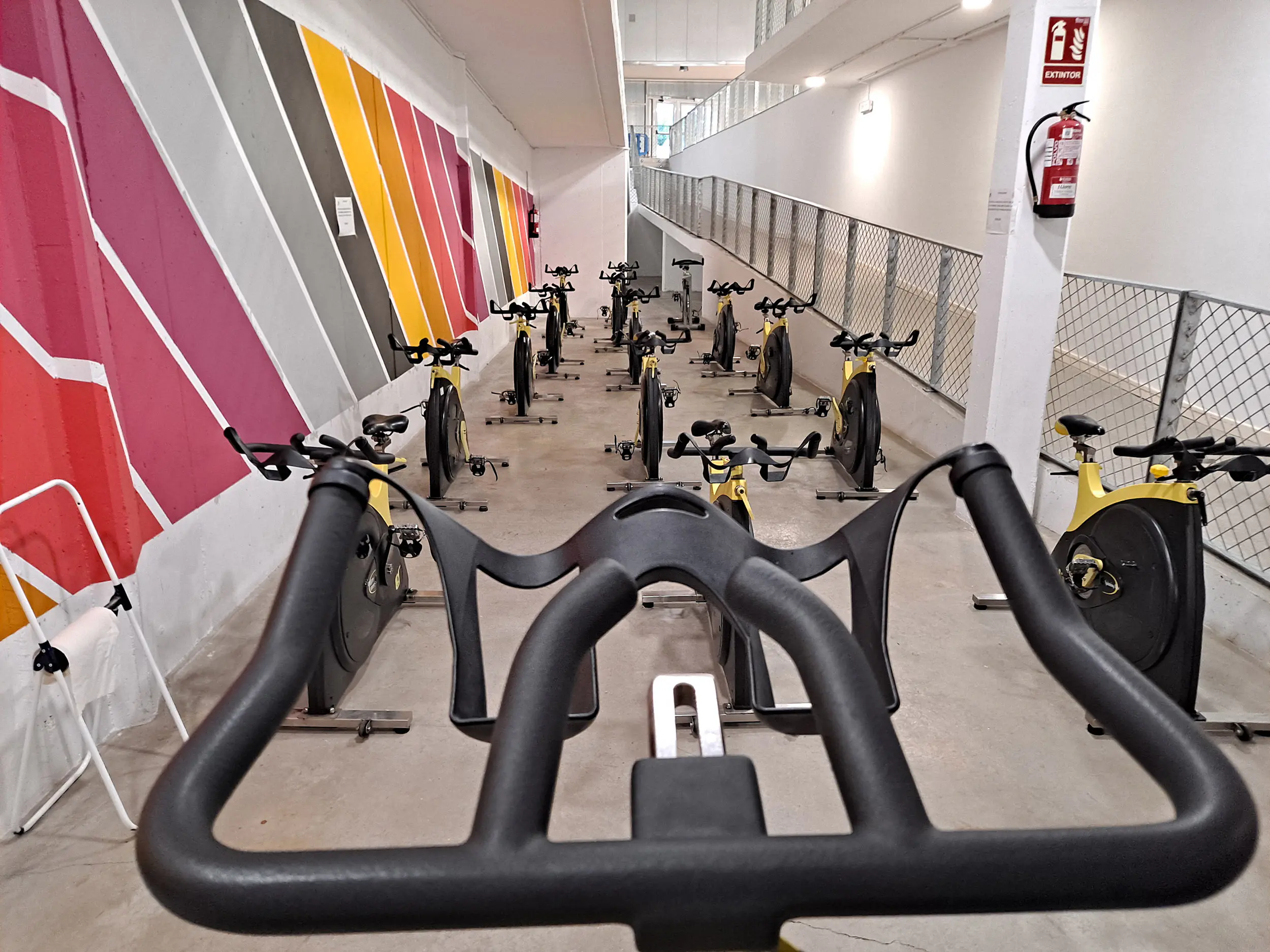 Área de "bike", con panorámica del parque de bicicletas estáticas, tomada desde la bicicleta del instructor