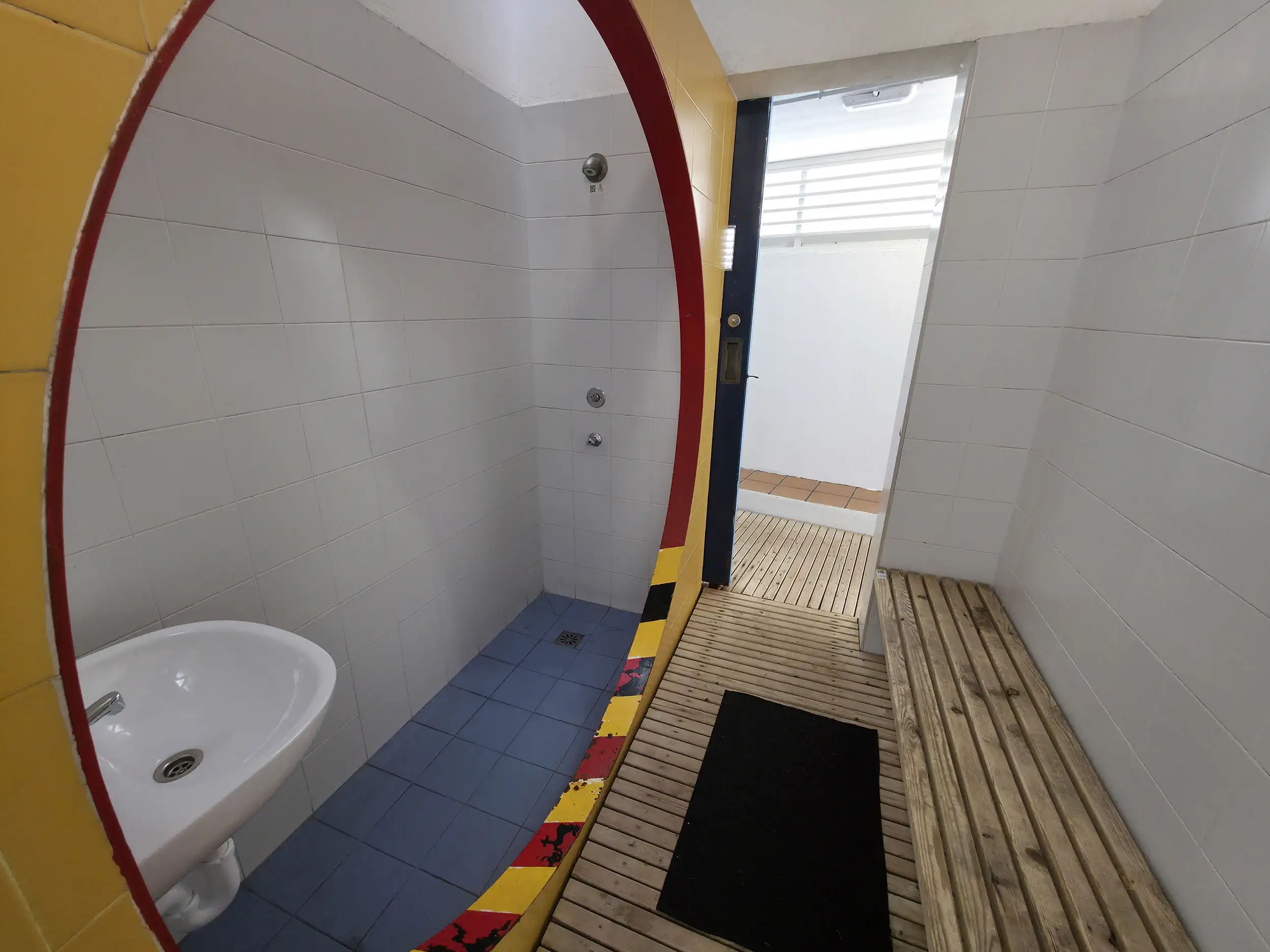 vestuario con aseo y ducha