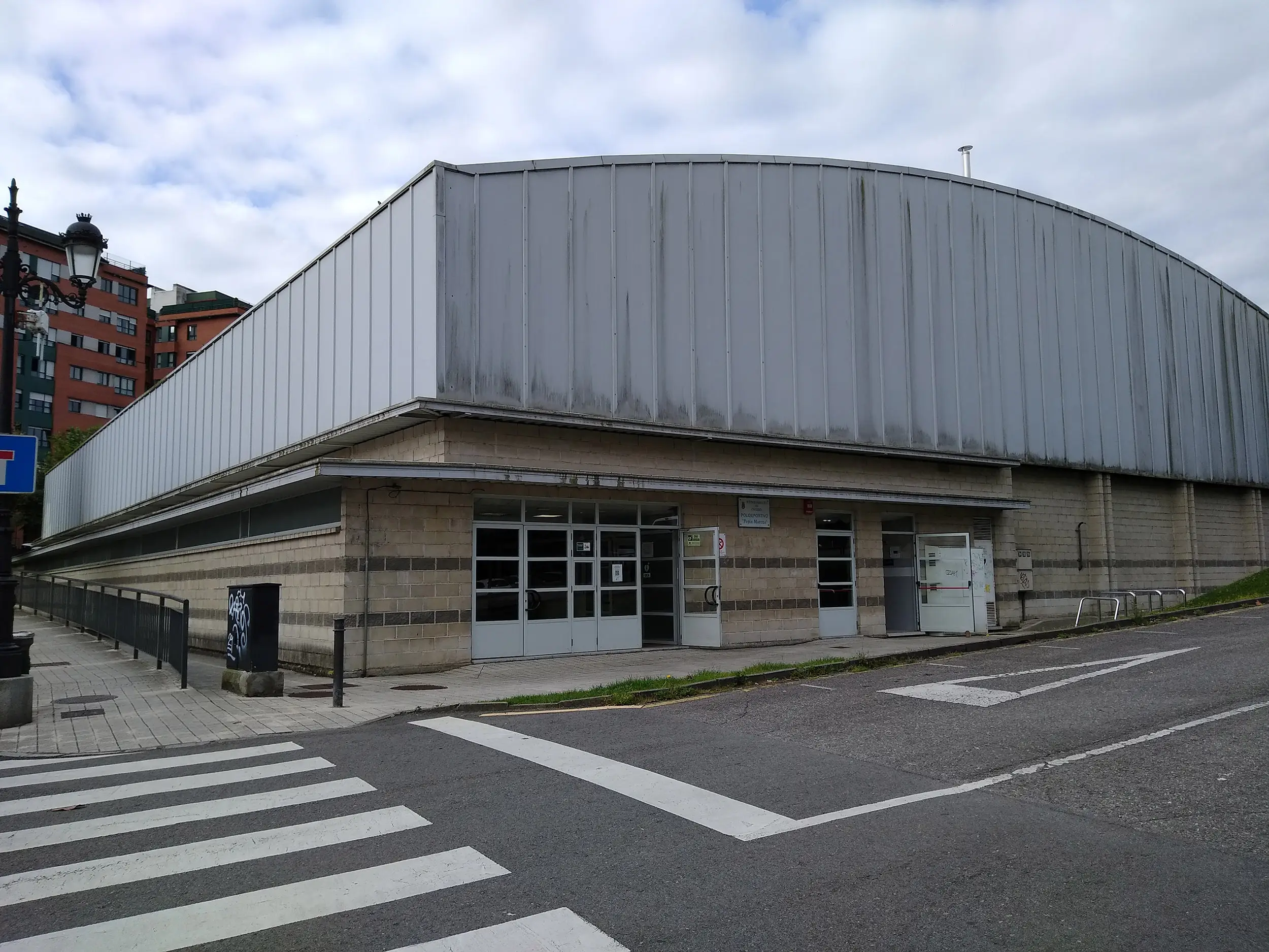 Polideportivo de Fozaneldi entrada del edificio