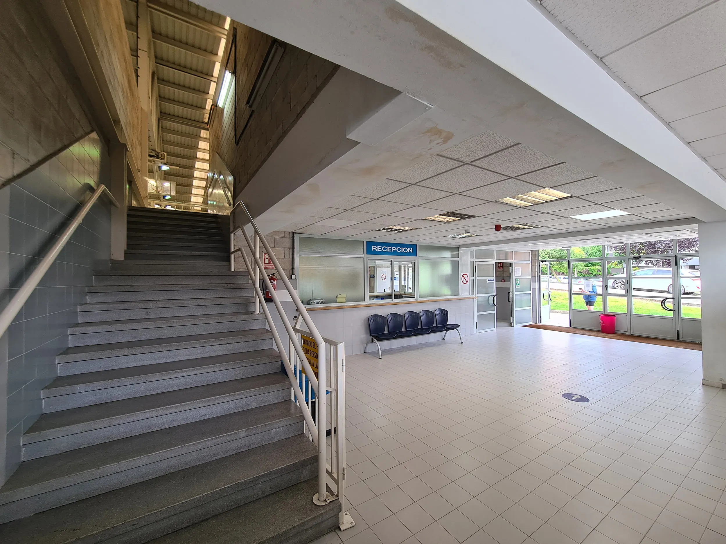Vestíbulo y recepción del polideportivo. Escaleras de acceso a planta superior