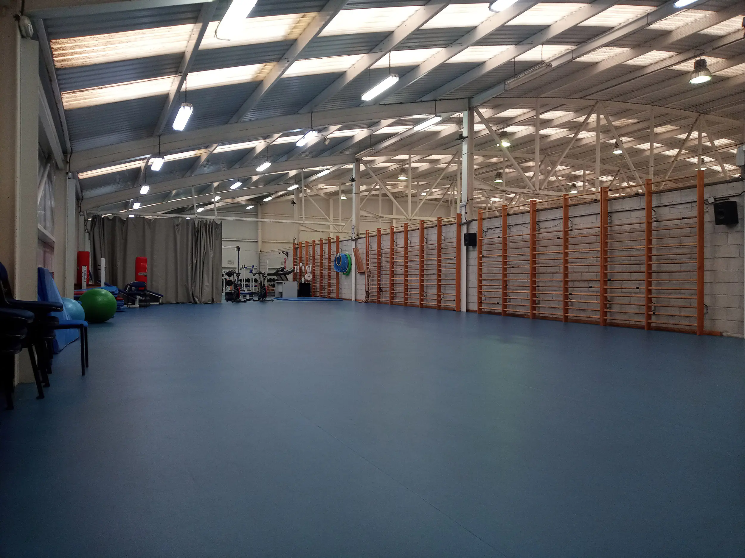 Sala Gimnasio .Al fondo aparatos de ejercicios y espalderas