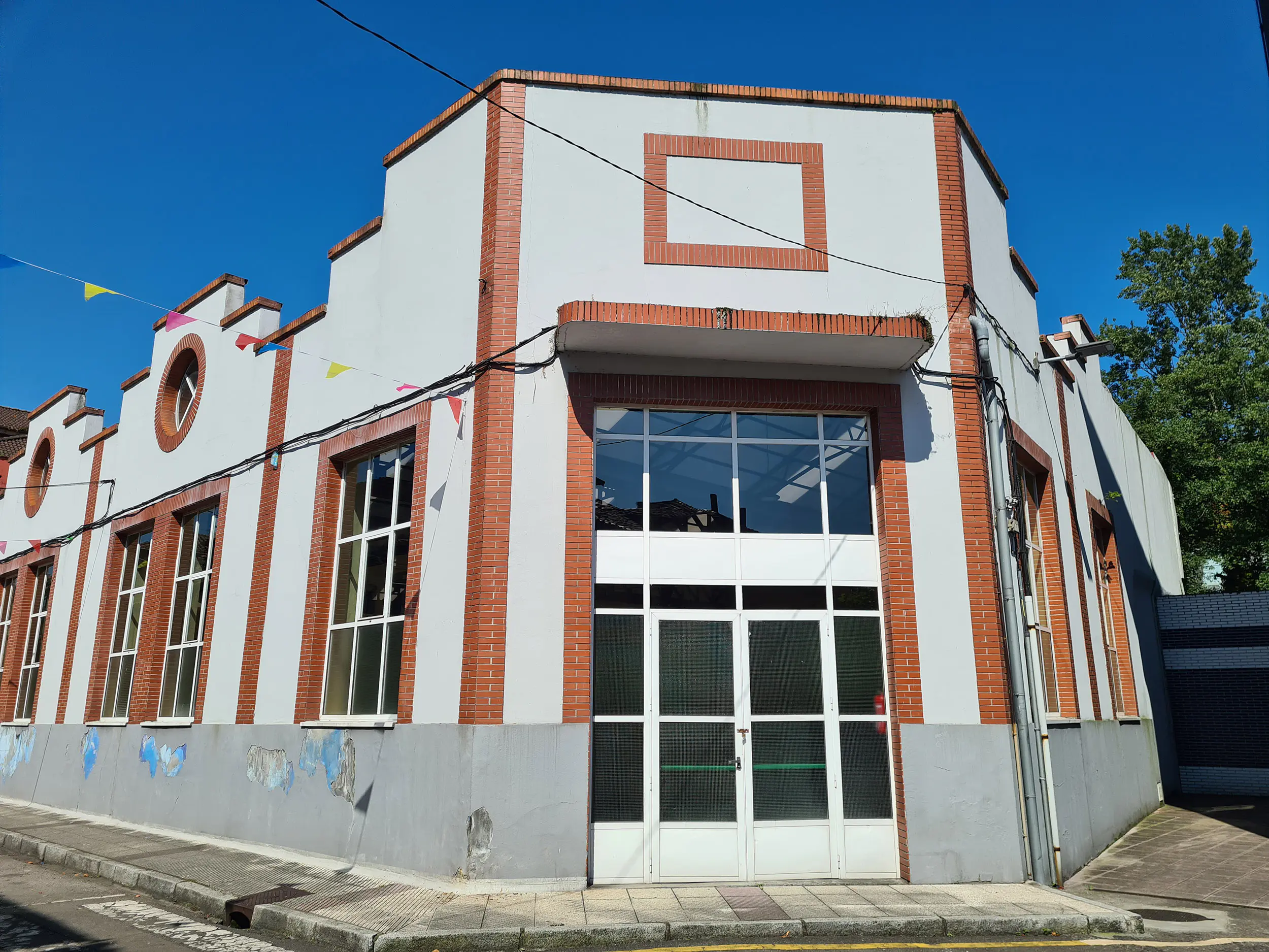 Polideportivo de Trubia.Fachada principal el edificio