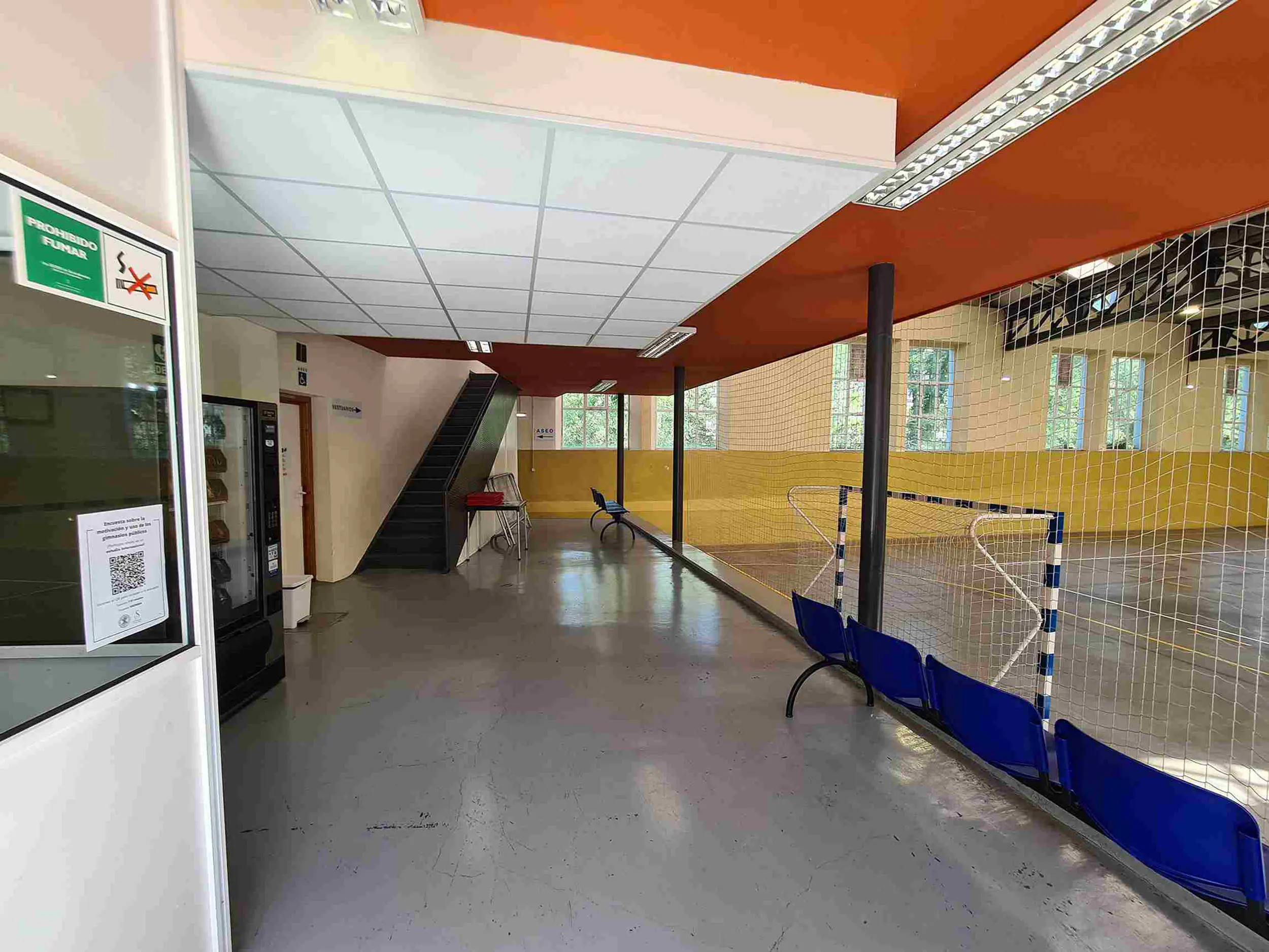 Entrada a las instalaciones del polideportivo. Recepción y escaleras acceso a planta superior