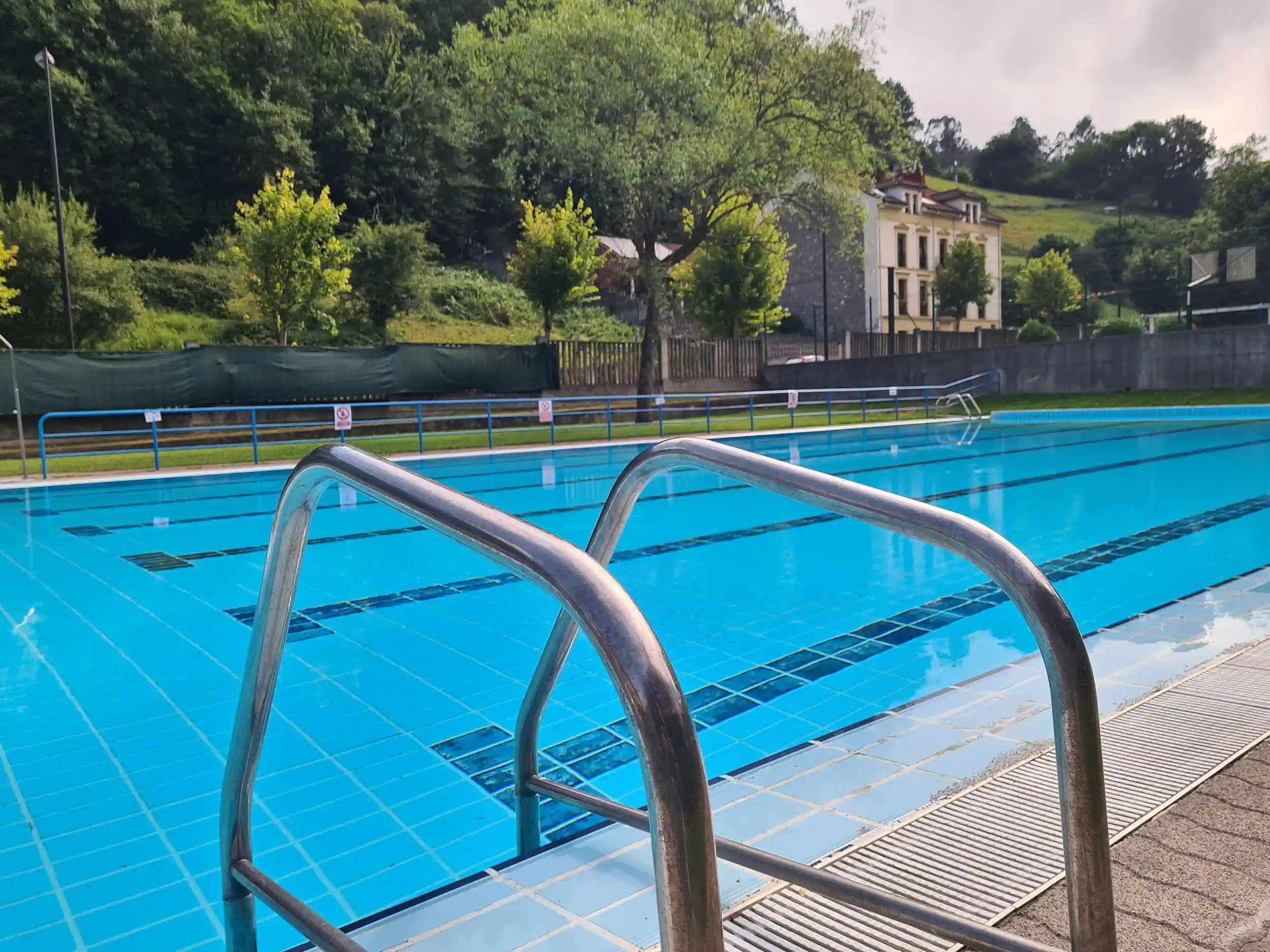 vista del vaso principal con la escalerilla de acceso en primer plano