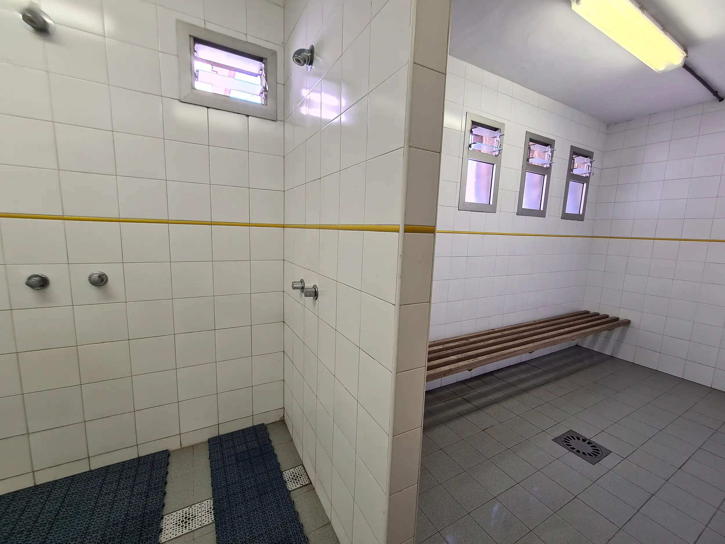 Vista de un vestuario y sus duchas