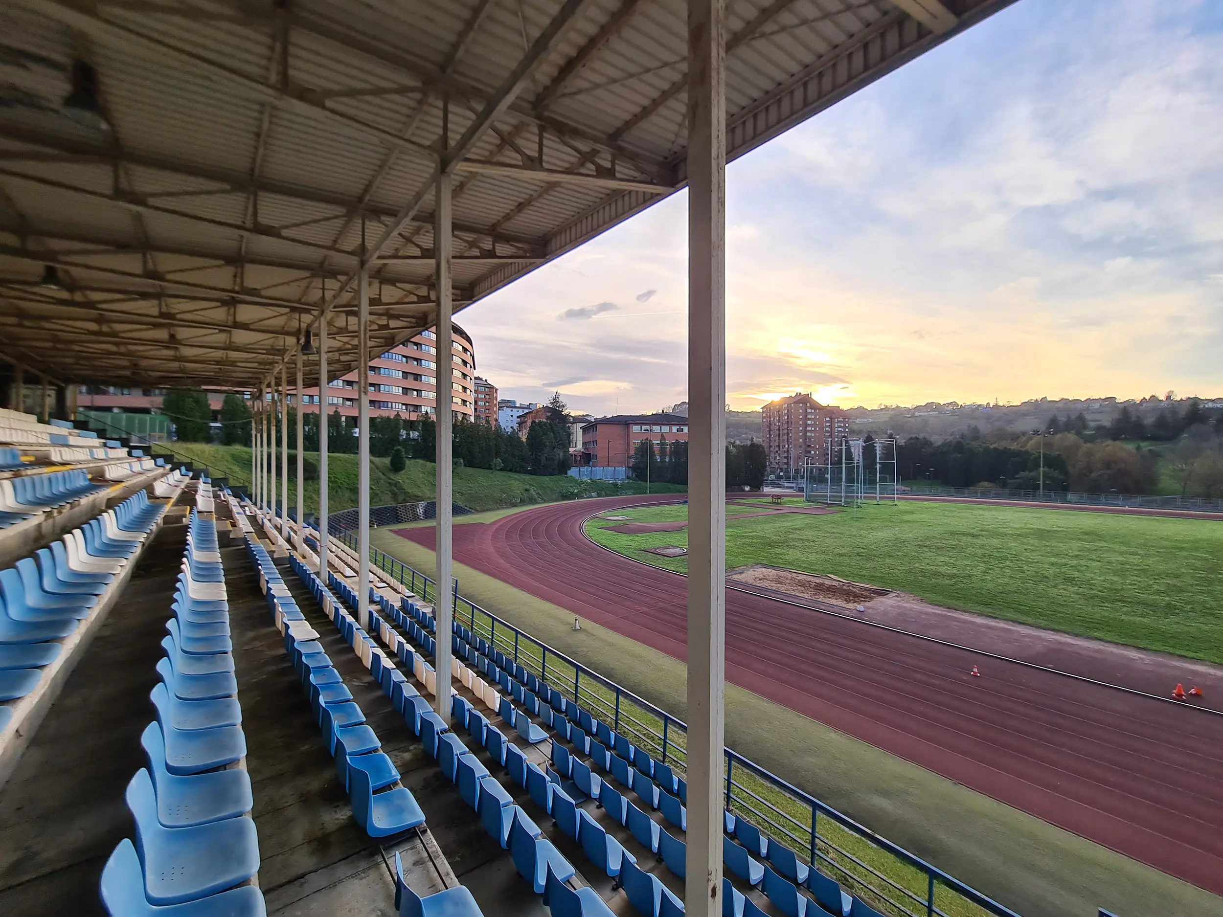 Panorámica de las pistas de atletismo y el campo desde la grada