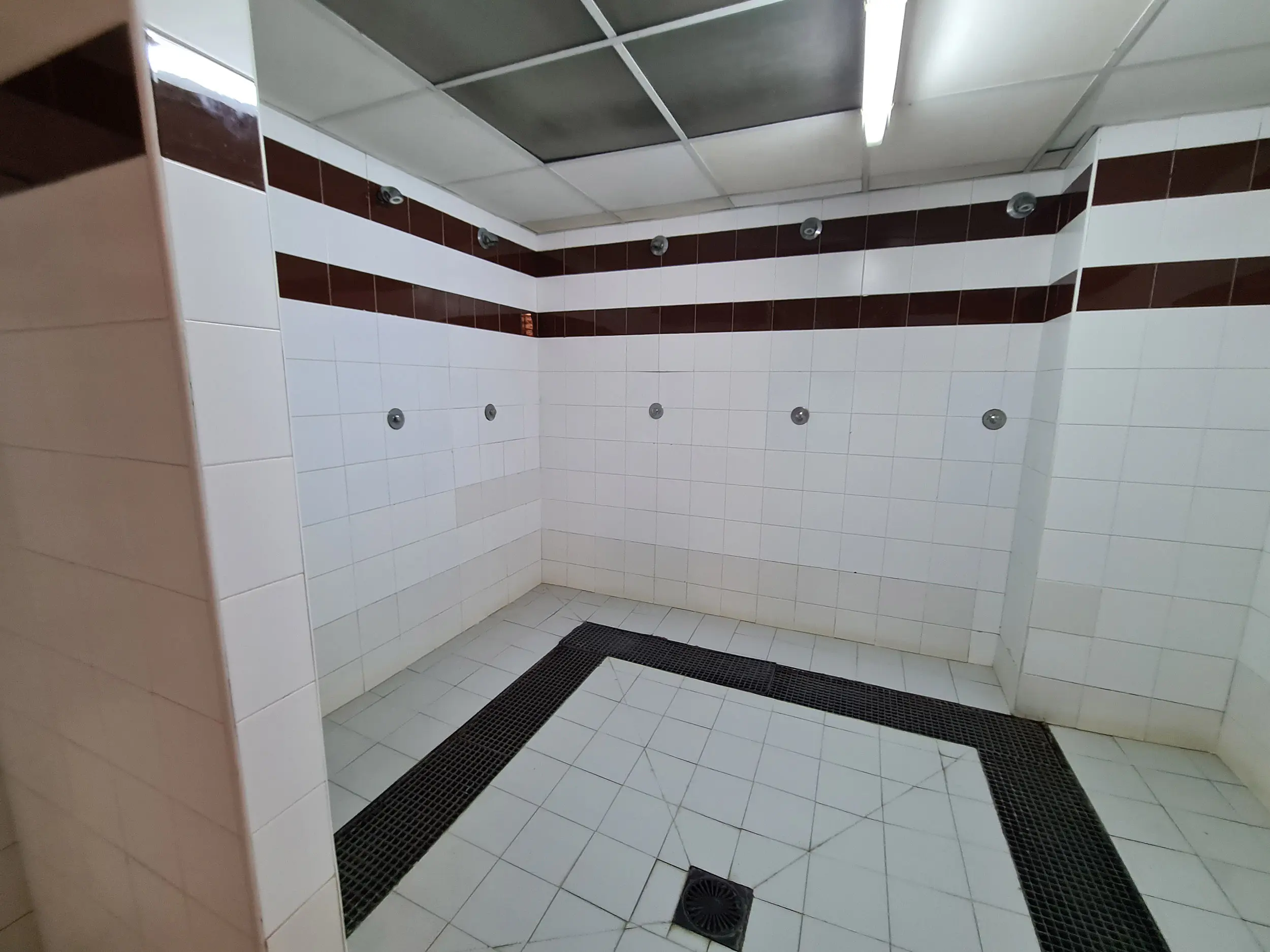 Vestuarios, con vista panorámica de las duchas
