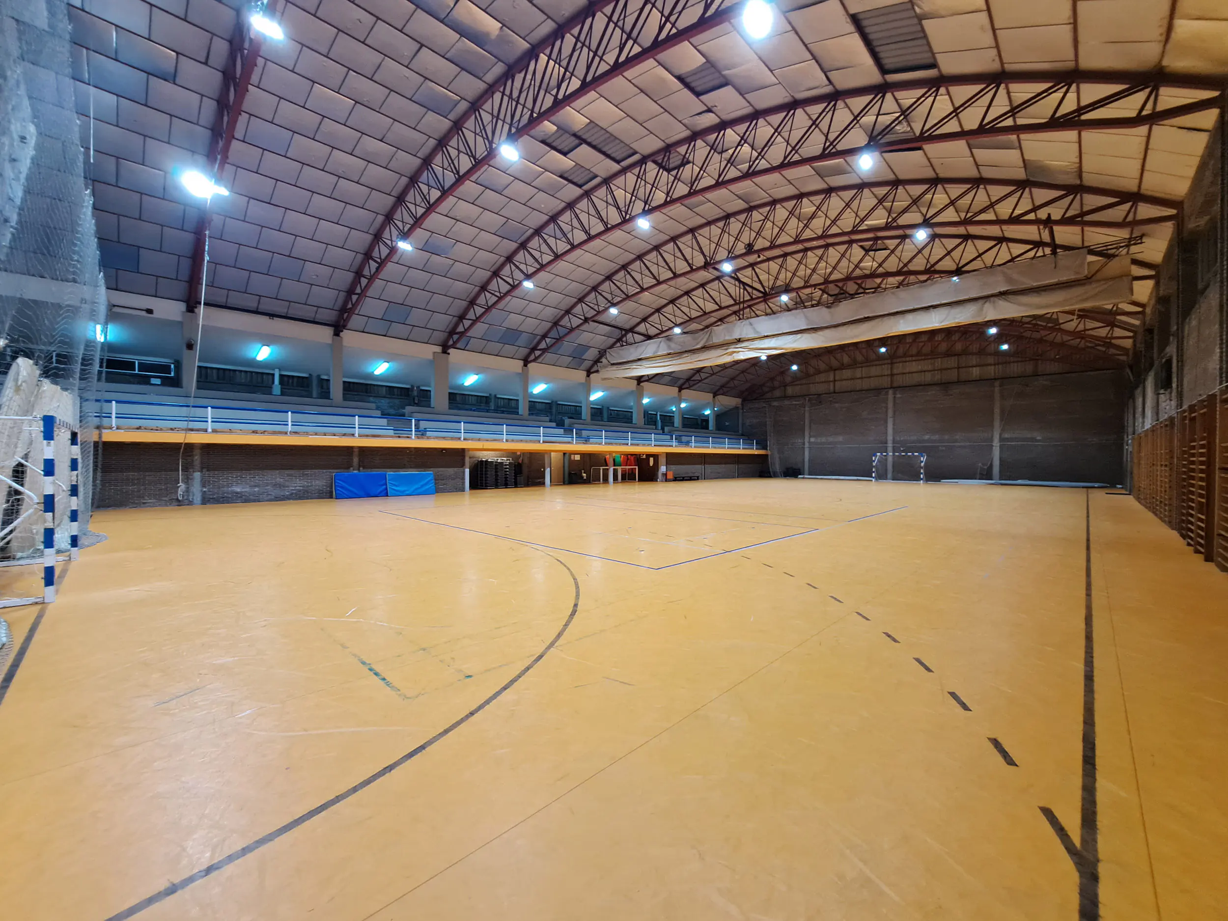 Panorámica de la pista polideportiva, con porterías de fútbol sala y gradas laterales