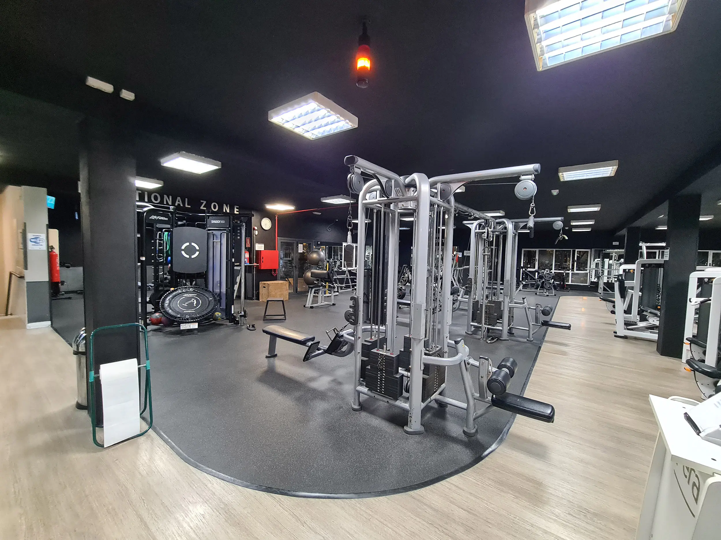 Sala de musculación, con máquinas y bancos de musculación