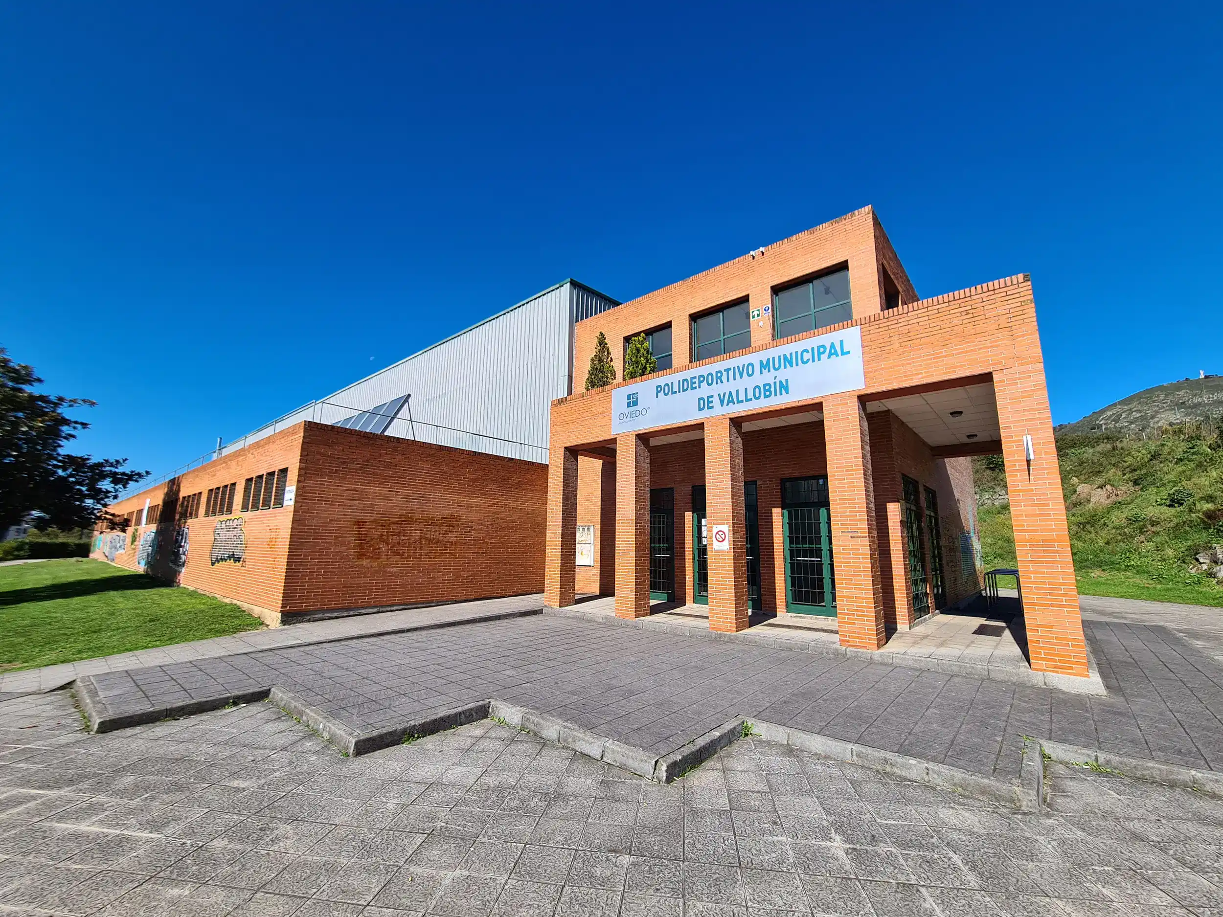 Edificio del polideportivo de vallobin. Toma exterior del edificio