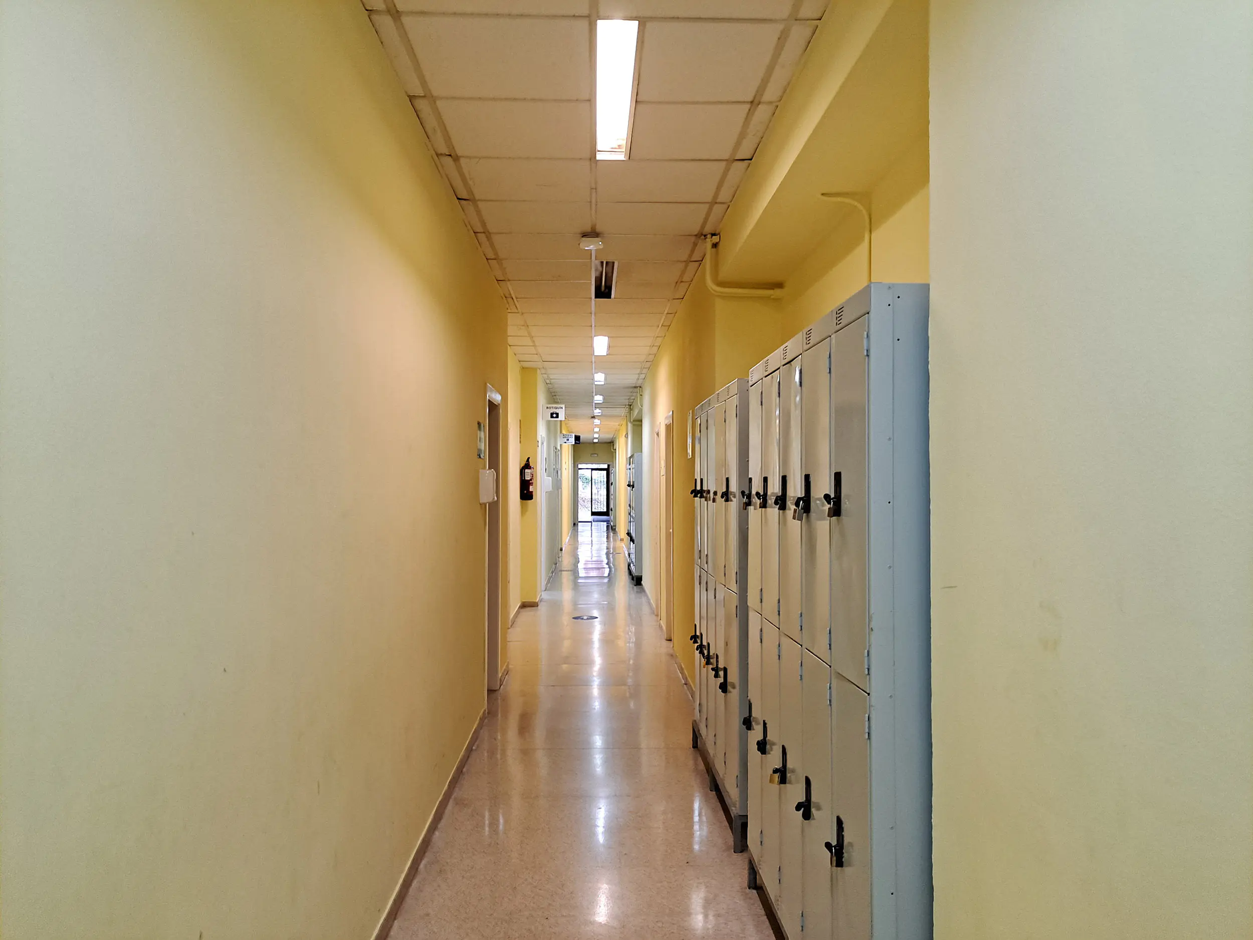 Pasillo de acceso a vestuarios y otras dependencias. En lateral varias taquillas