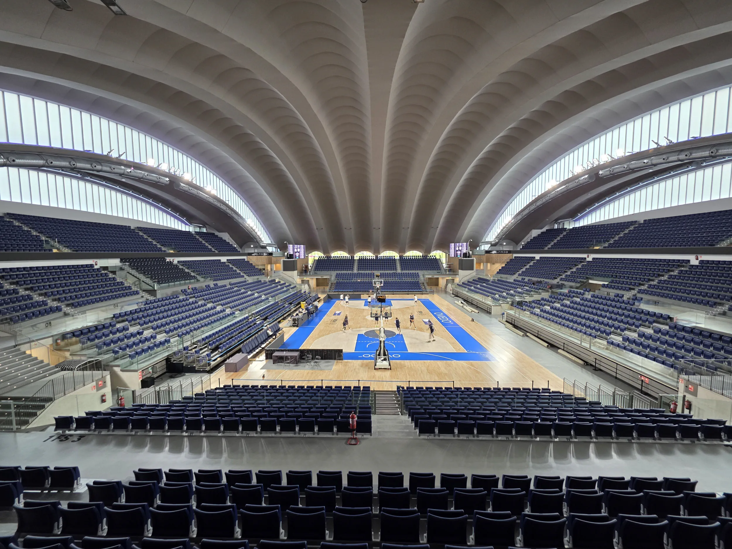 Interior del Palacio de los Deportes de Oviedo con la pista central y las gradas del recinto