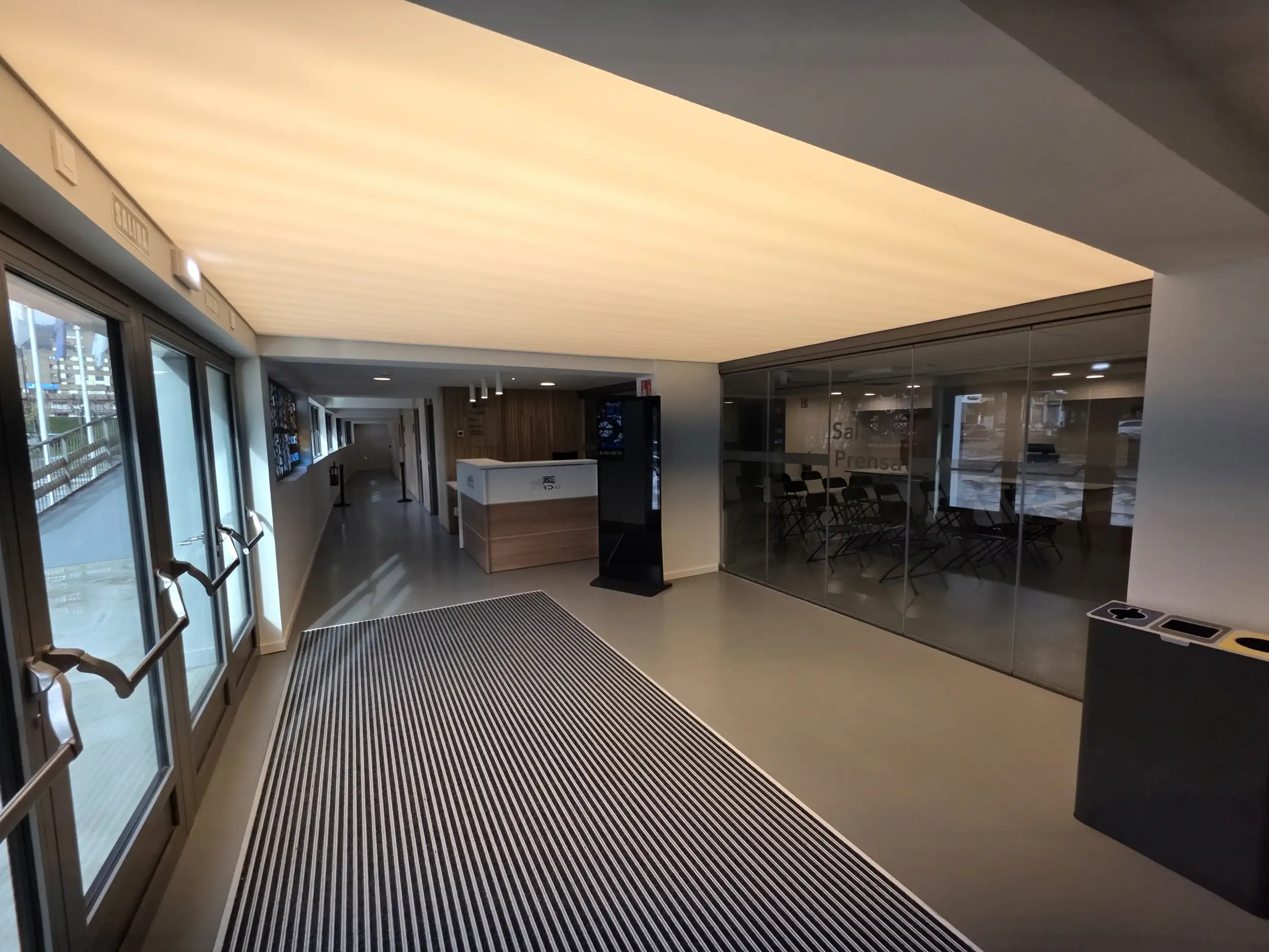 Vestíbulo principal del Palacio de los Deportes, con la zona de recepción y acceso a la sala de prensa