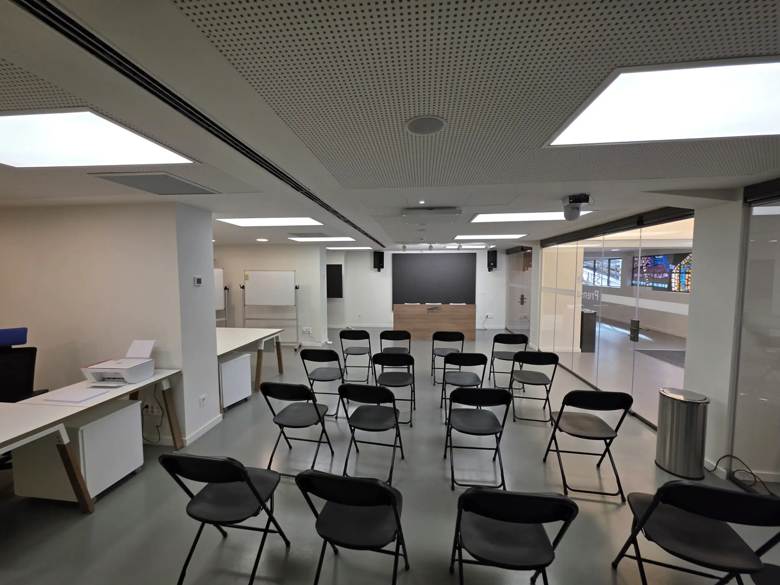Sala de prensa preparada para una rueda de prensa