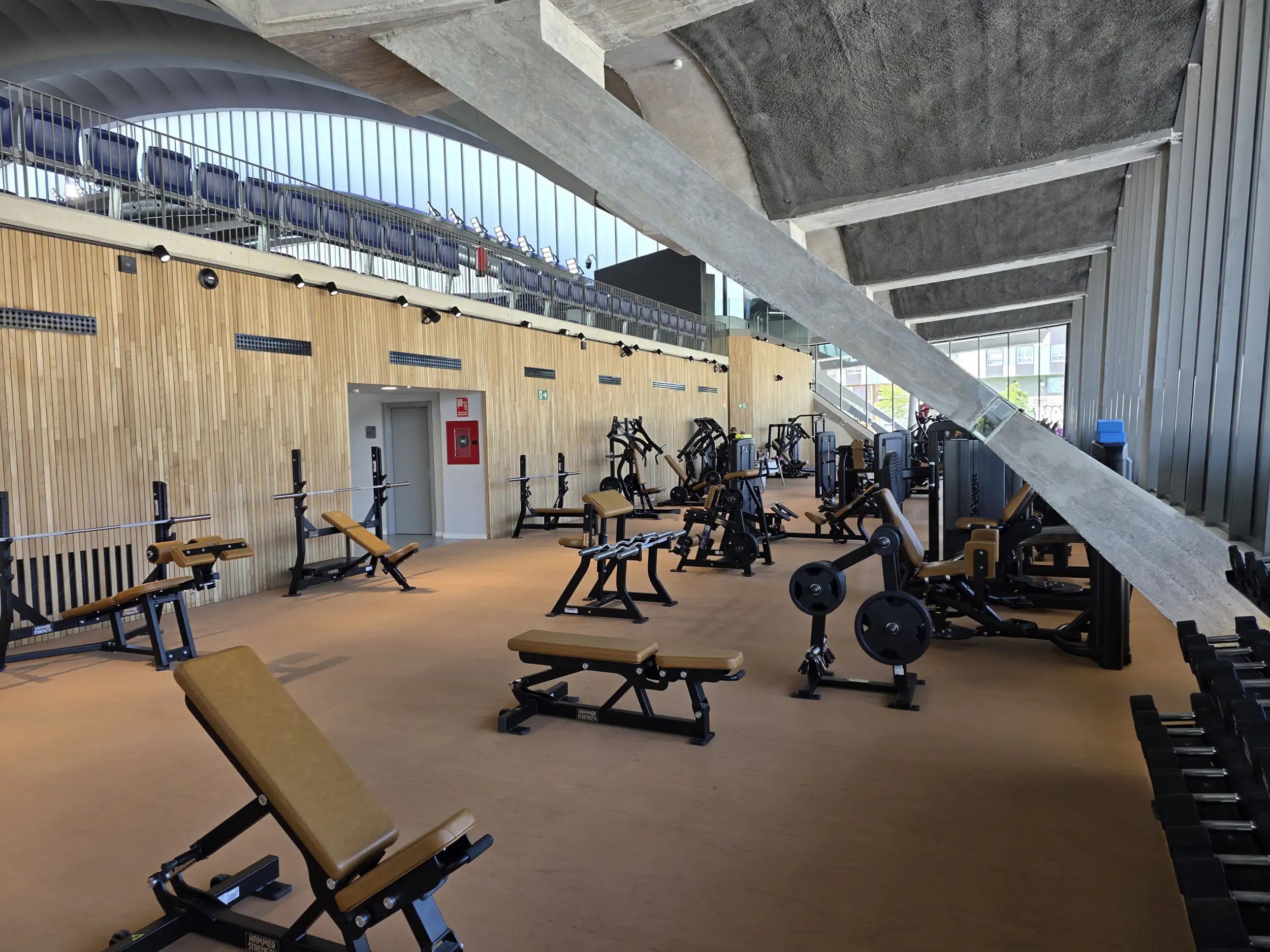 Gimnasio del Palacio de los Deportes de Oviedo con zona de musculación y máquinas de entrenamiento