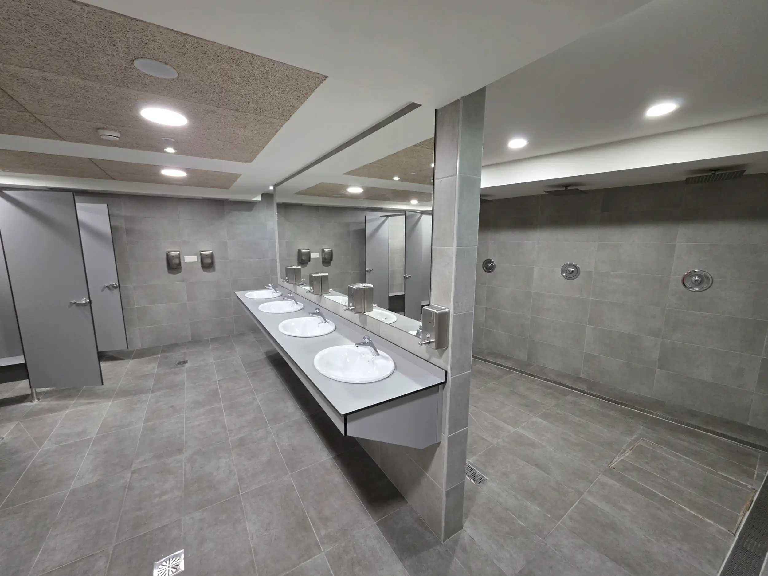 Zona de duchas y lavabos del vestuario del Palacio de los Deportes de Oviedo.
