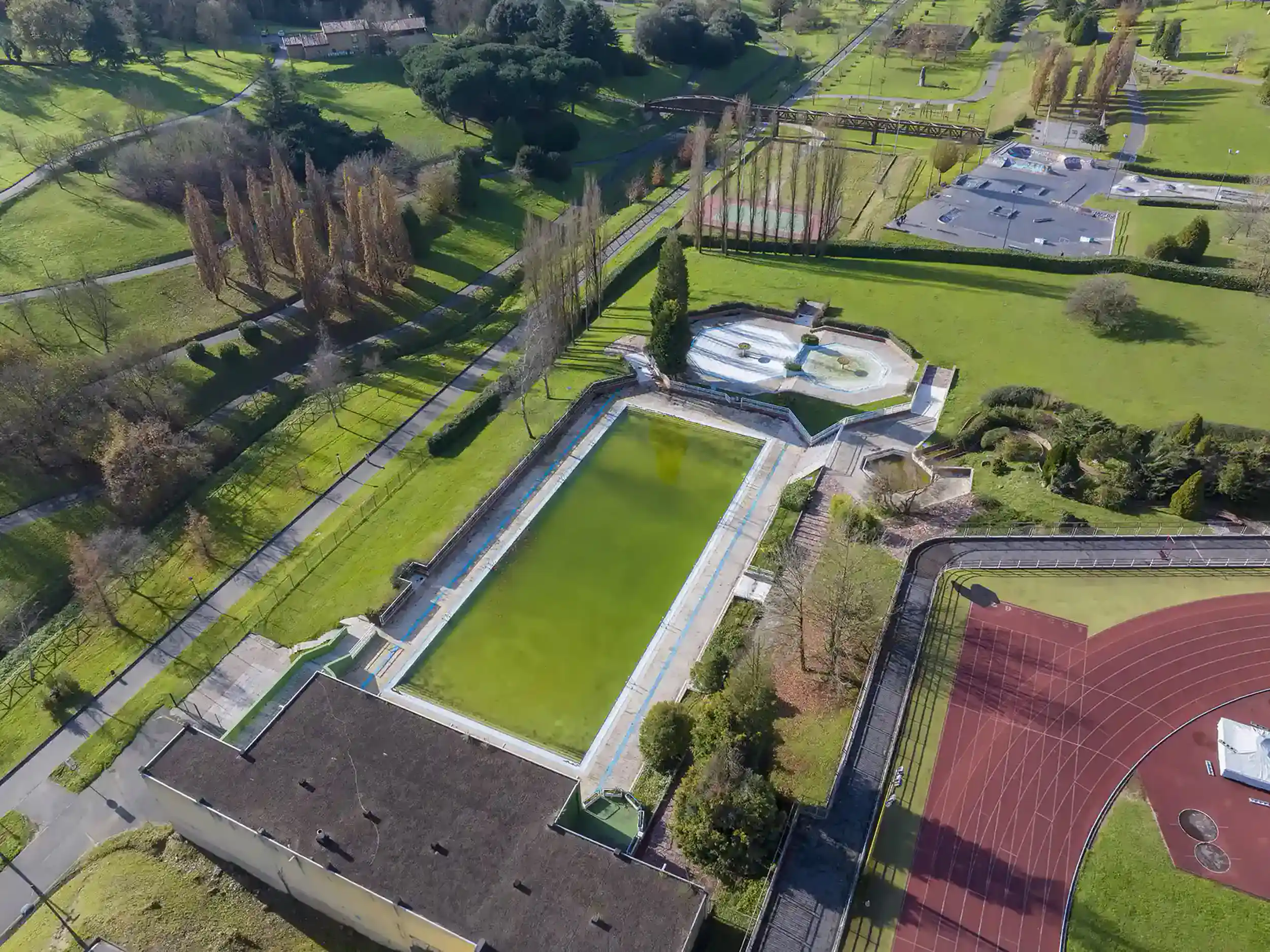 Vista aérea de las piscinas de San Lázaro, con vista parcial de las pistas de atletismo aledañas