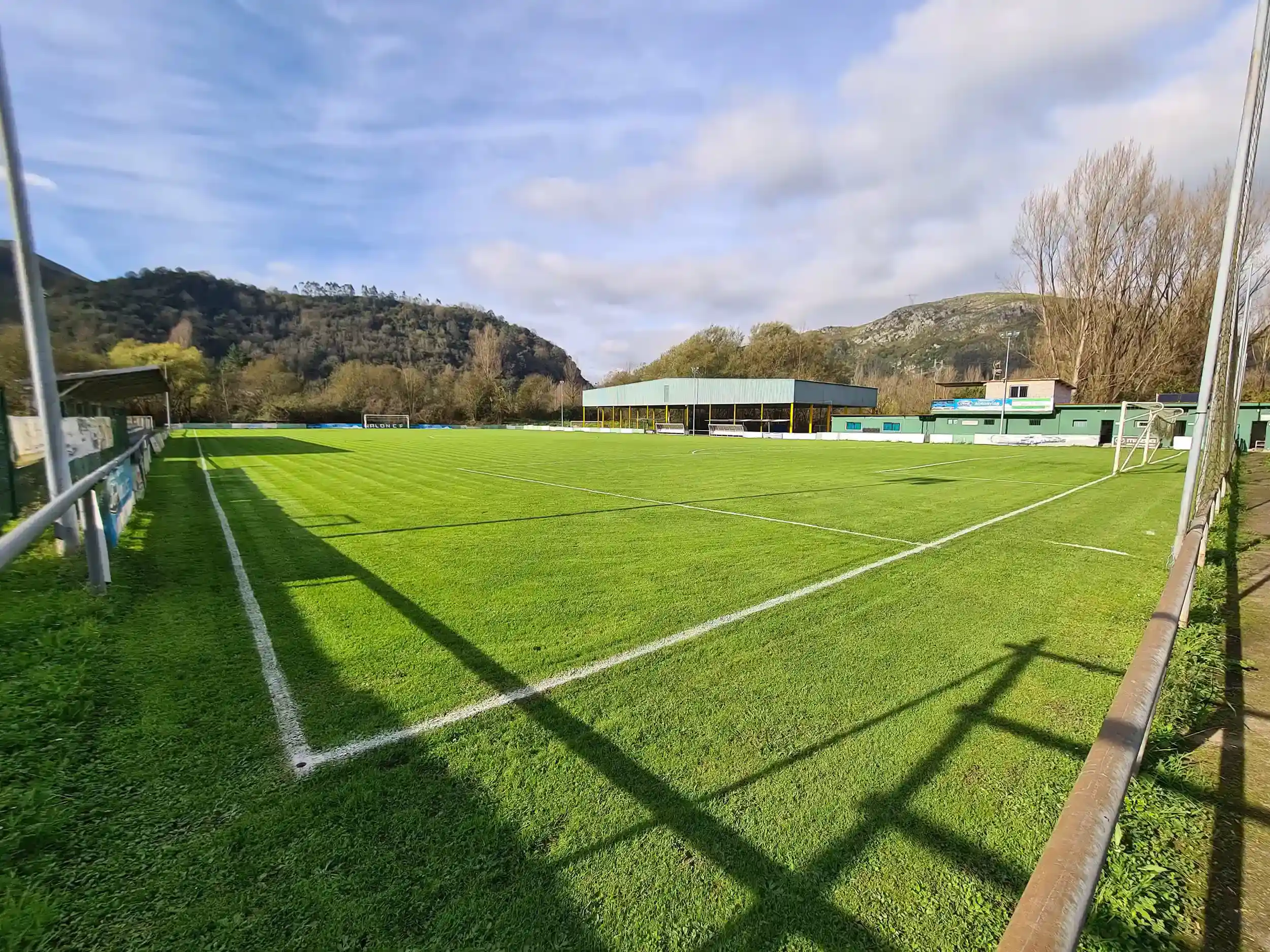Vista del campo de juego de hierba natural desde una de las zonas de los córneres