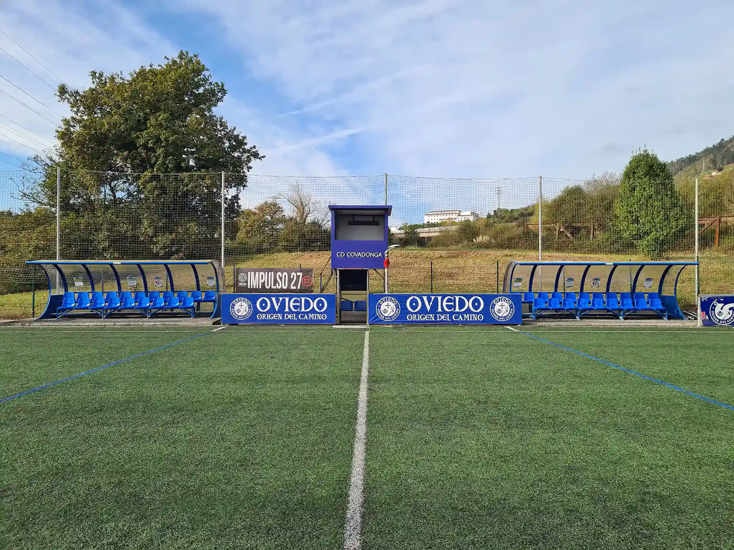  "Oviedo origen del camino",  frase turística del Camino de Santiago, detrás banquillos de suplentes y equipo técnico