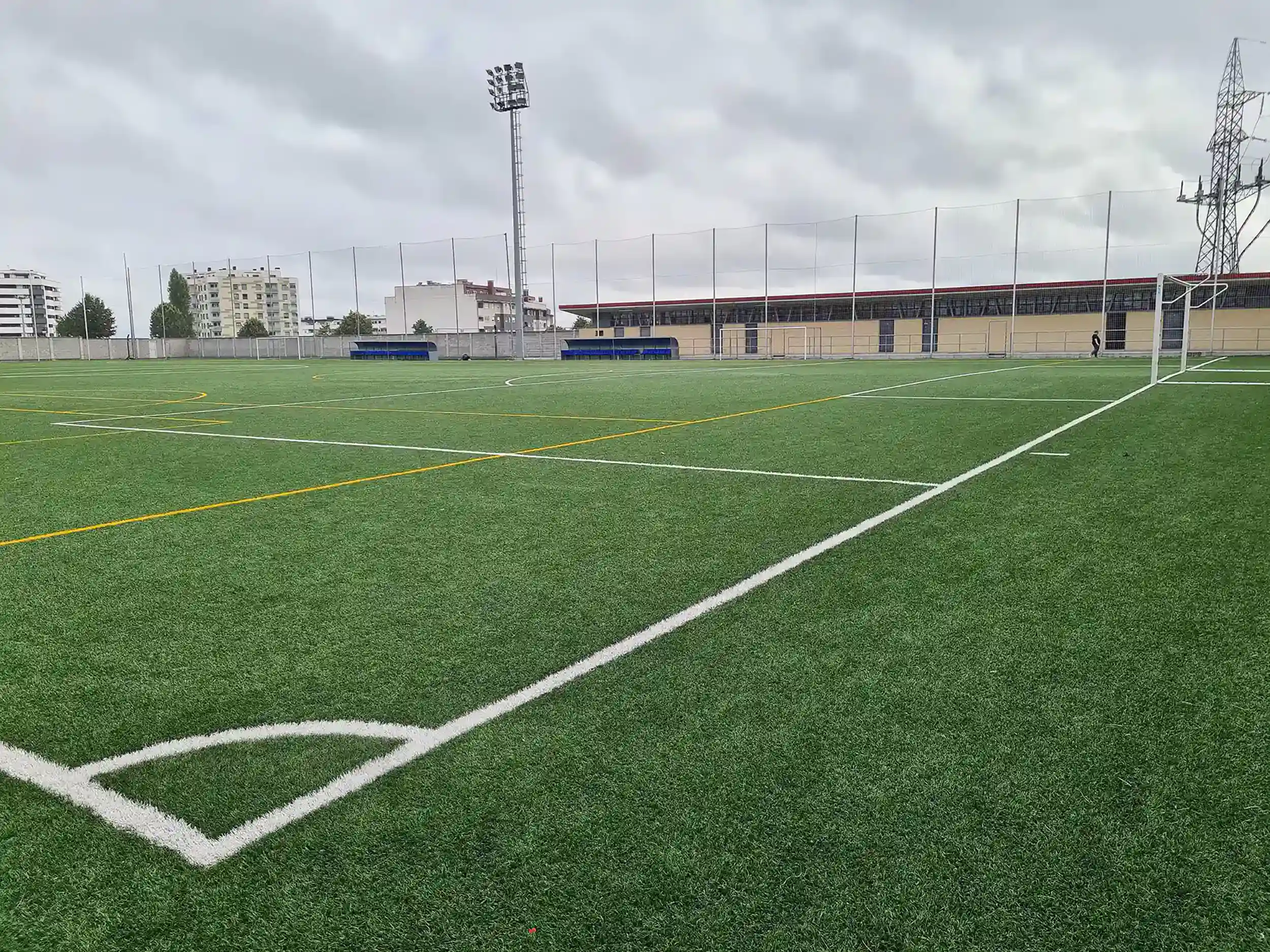 Zona del córner del campo de juego. Destacan las líneas blancas de la zona dónde se coloca el balón en primer plano