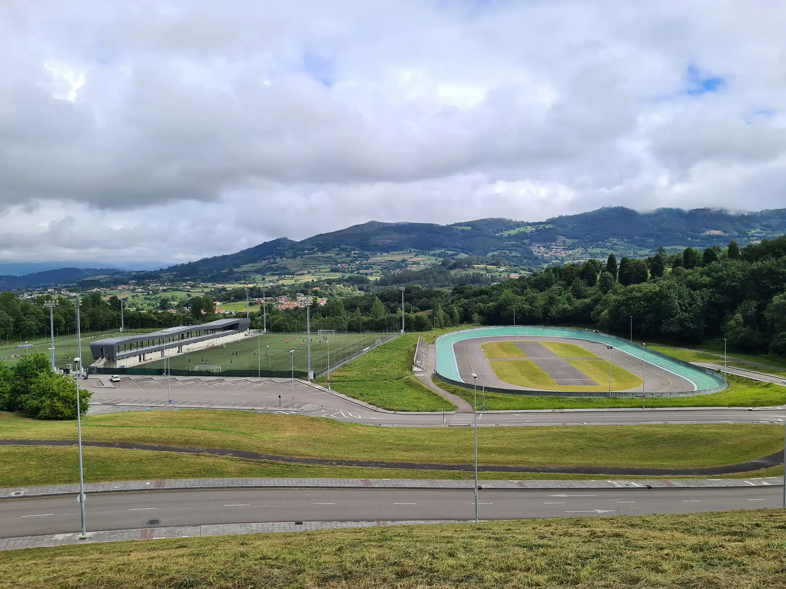 Panorámica del velódromo Luis Balagué, con los campos de fútbol 11 del Tensi a su lado