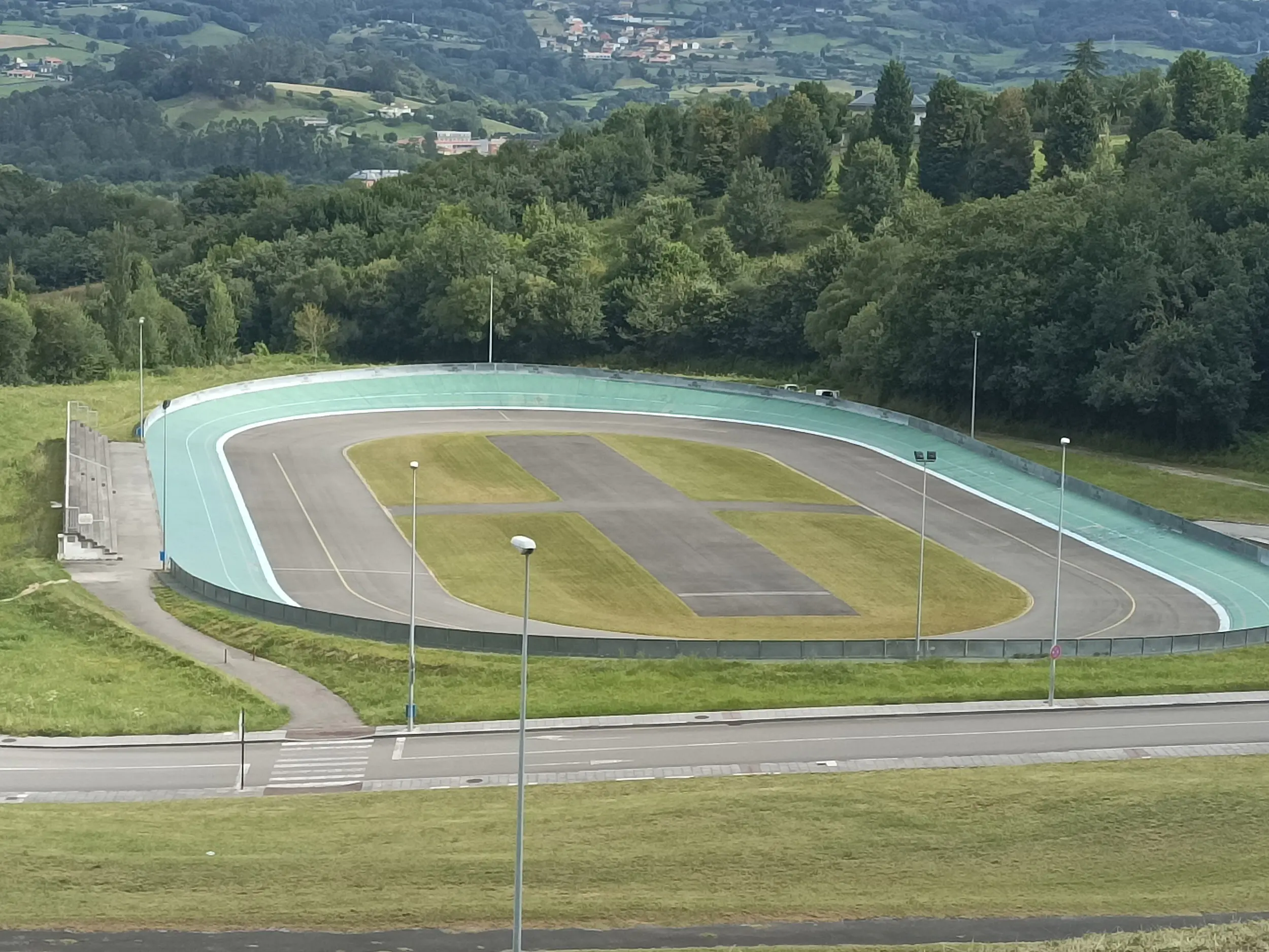 Velódromo Luis Balagué, con carreteras de acceso y vegetación circundante