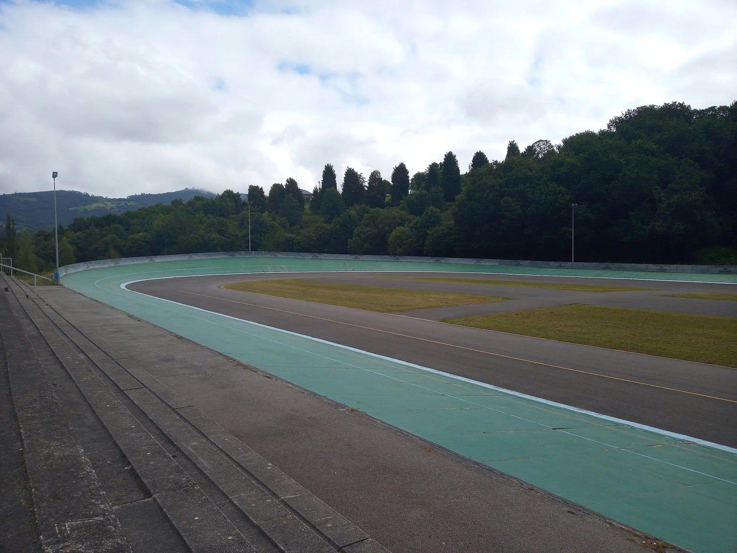 Panorámica desde las gradas de la pista del velódromo, con la vegetación que la rodea al fondo