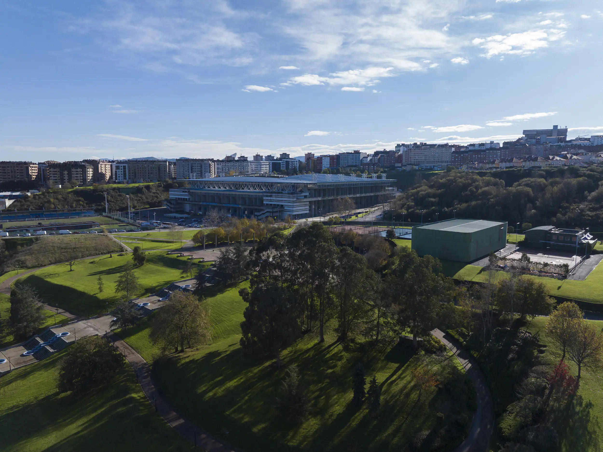 Vista aérea del Estadio Carlos Tartiere. Se aprecia también el entorno ovetense con sus altos edificios y zonas verdes