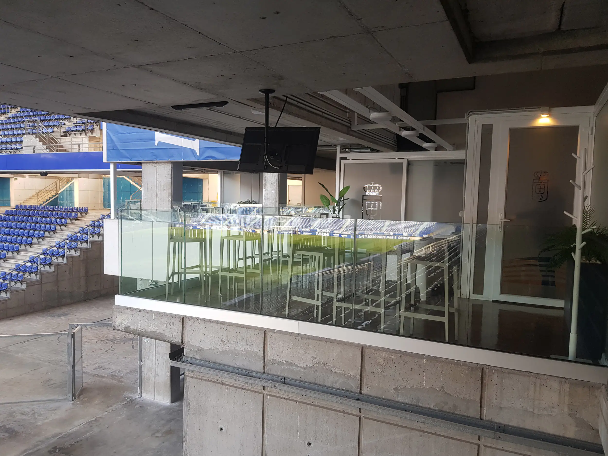 Terraza de pequeñas dimensiones. Área de ocio con mesas, sillas y televisión, zona palcos VIP