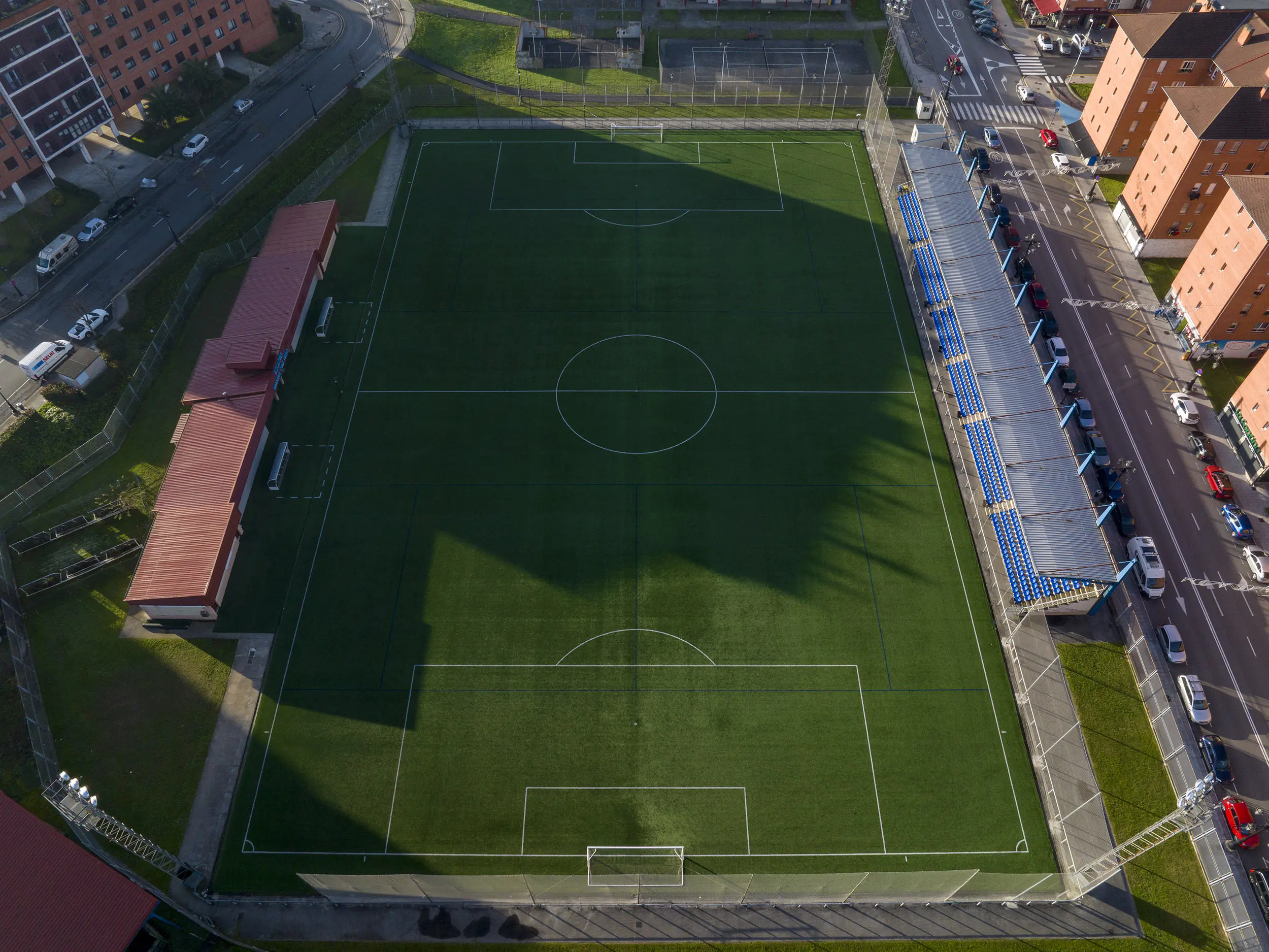 Vista aérea del campo de fútbol Manuel Díaz Vega, con las gradas laterales y los edificios circundantes