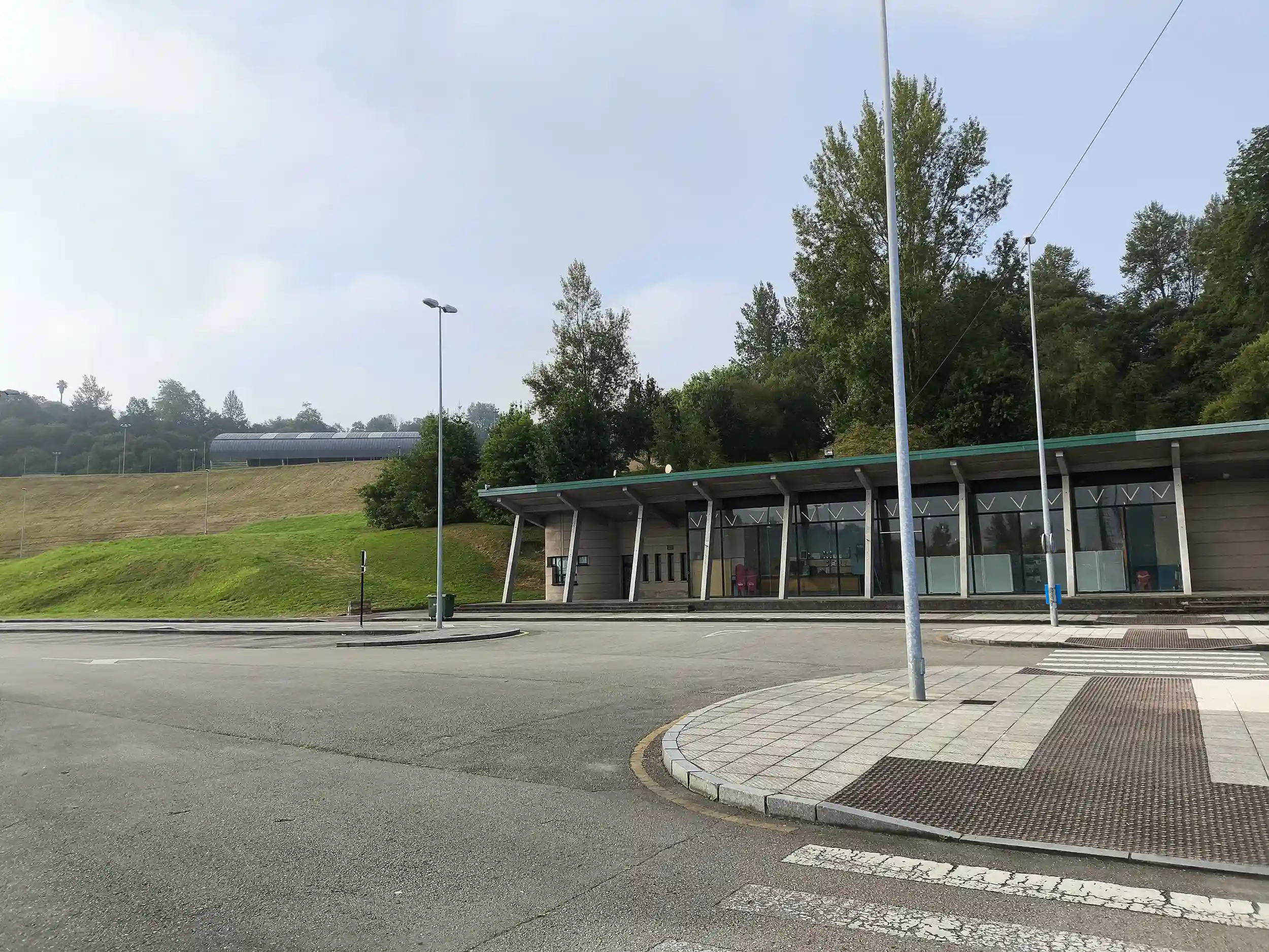 Imagen de las instalaciones frente al campo de fútbol 11, con estacionamiento en primer plano