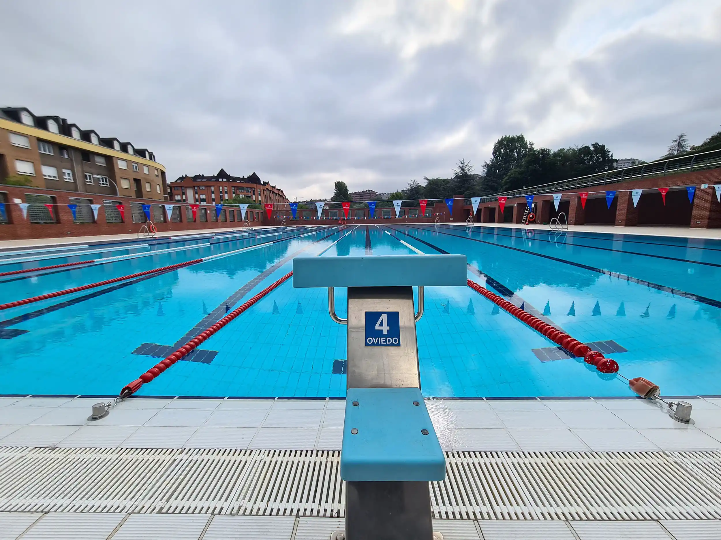 Vista parcial de la piscina desde un fondo con el trampolín número 4 en primer plano