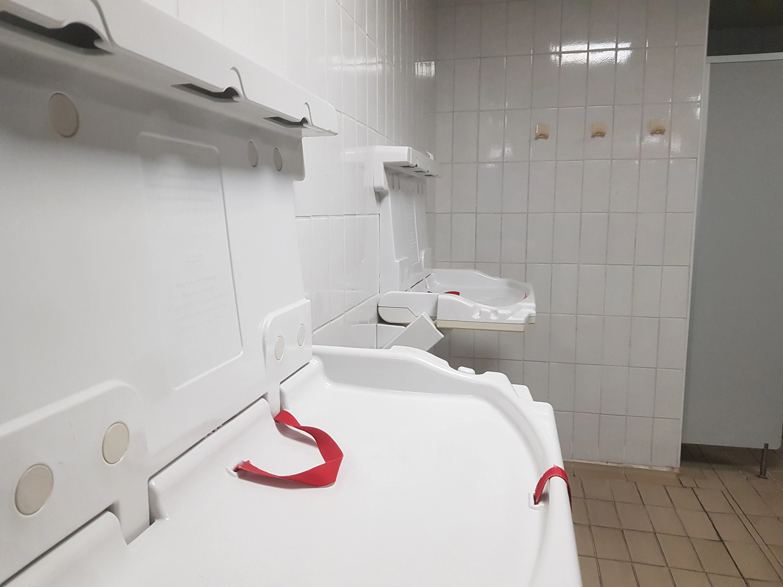 Interior de los vestuarios, con vista en detalle de los cambiadores de pañales
