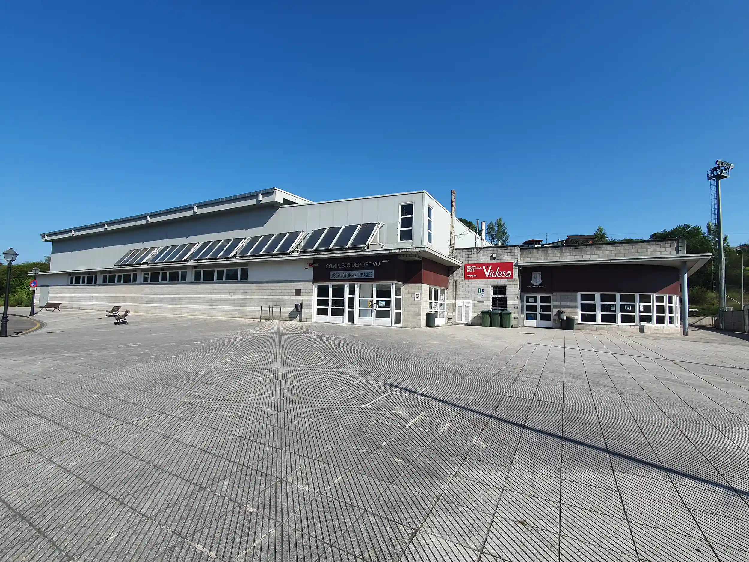 Edificio del polideportivo de San Claudio. Toma general desde plaza aledaña