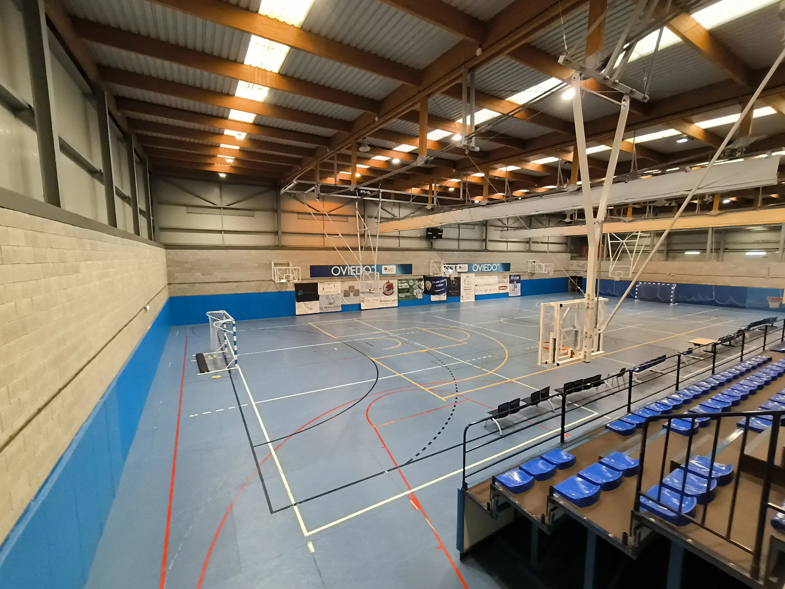 Vista de las instalaciones desde la parte alta de las gradas. Imagen de parte de las gradas y de la pista