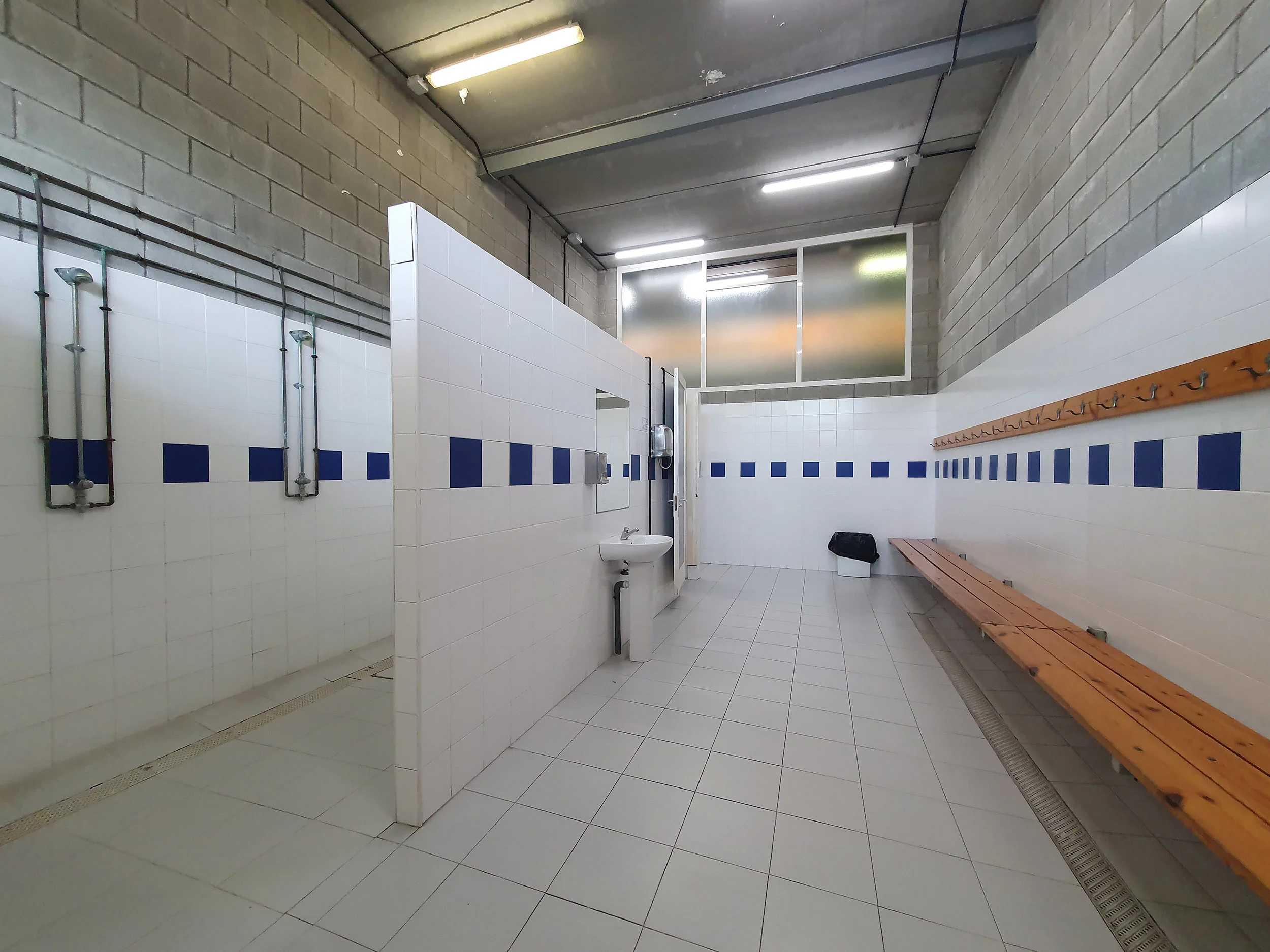 interior del vestuario y duchas