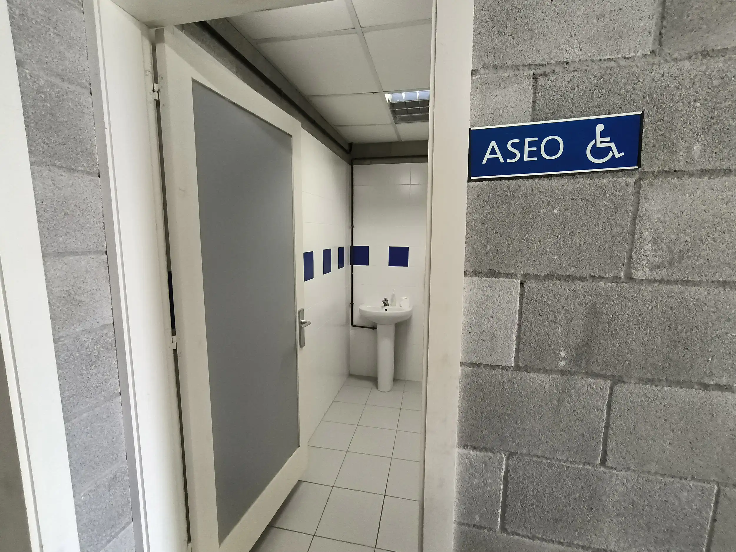 Puerta de acceso al aseo para personas con movilidad reducida