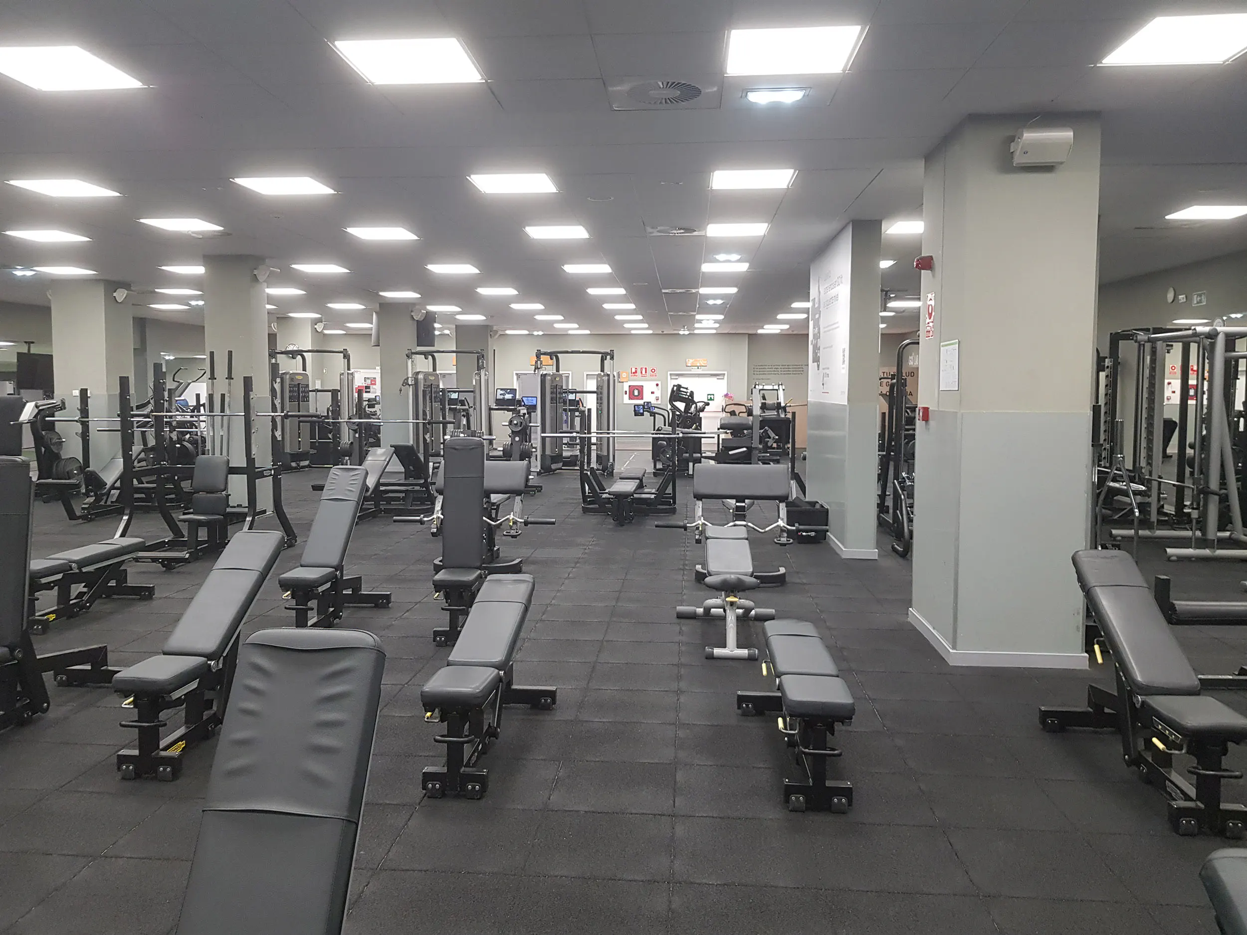 Sala de fitness, con bancos de musculación y otros aparatos de ejercicio
