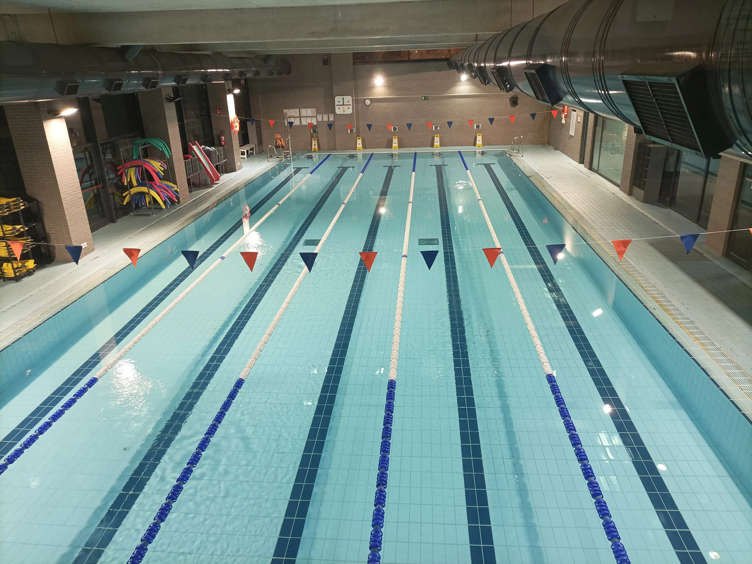 Panorámica cenital de la piscina de entrenamiento climatizada, con vista de sus 6 calles