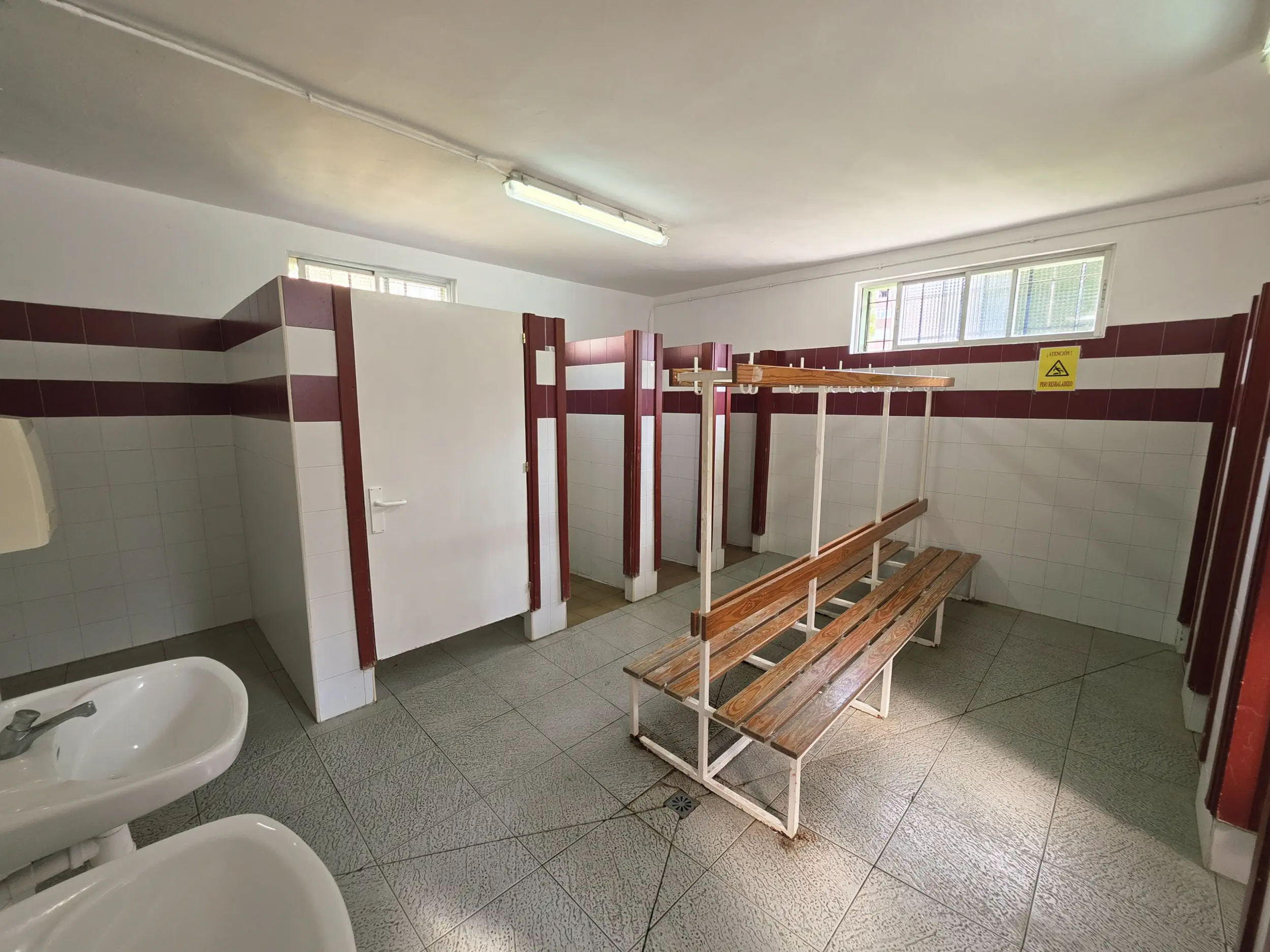 vista de un vestuario y sus aseos