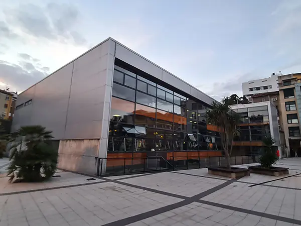 Fachada acristalada del Centro Deportivo Azcárraga, con vista parcial de la Plaza Concha Heres, donde está ubicado