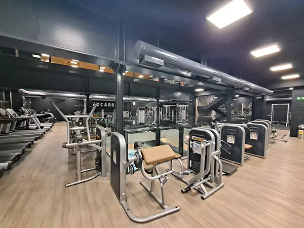 Sala de fitness, con cintas de correr y otras máquinas de equipamiento deportivo